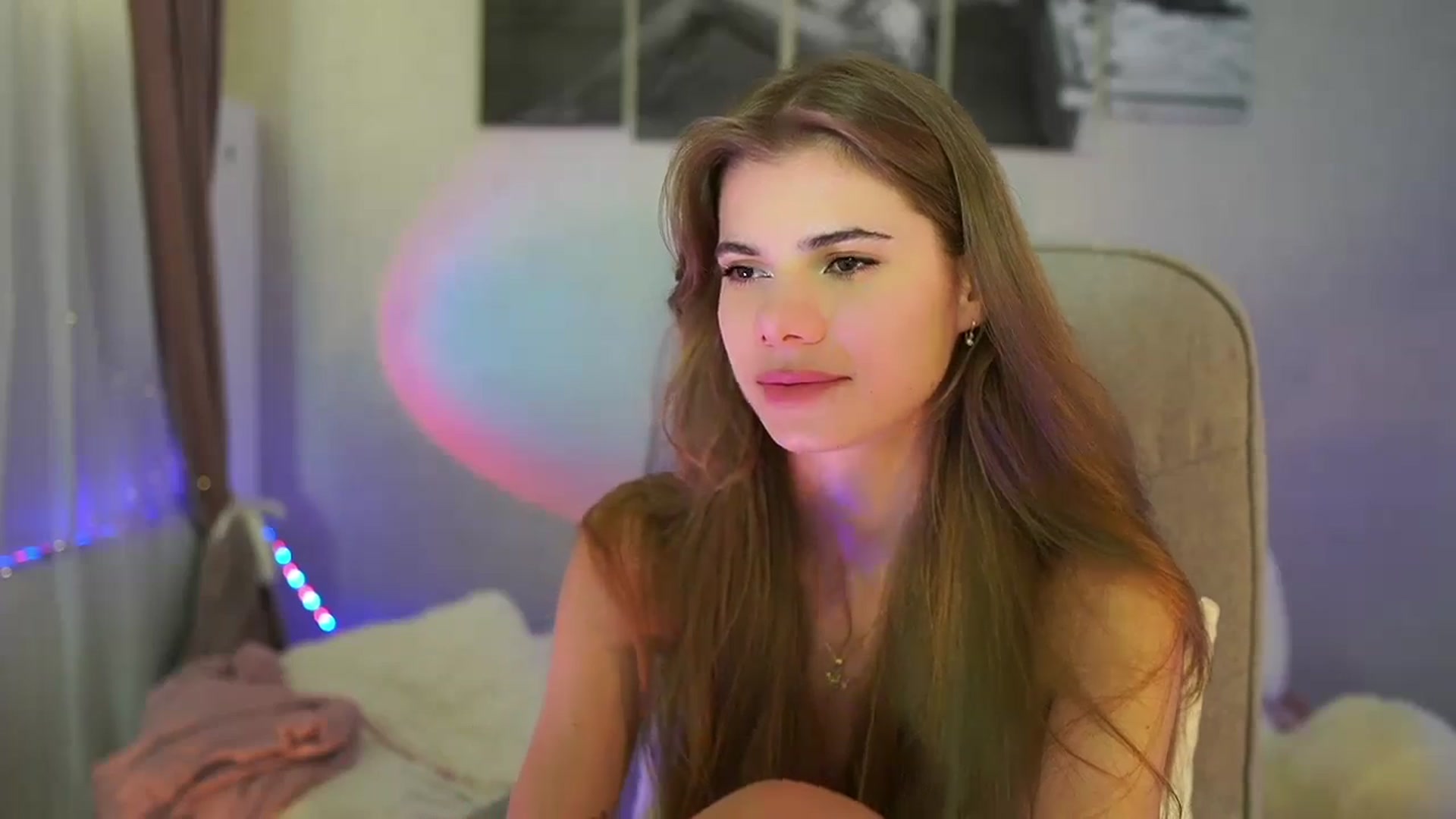 Gallery image thumbnail from RileyReid_18's myfreecams stream on, 07/11/2024, 19:31 image 15 of 20
