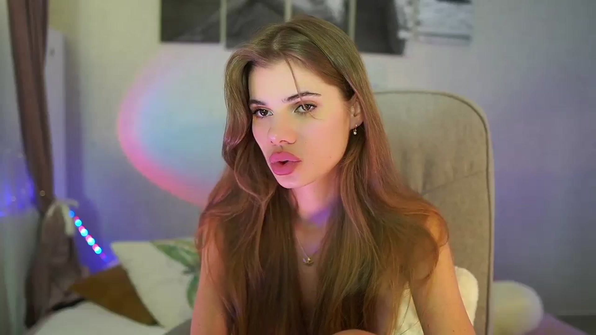 Gallery image thumbnail from RileyReid_18's myfreecams stream on, 07/11/2024, 22:28 image 4 of 20