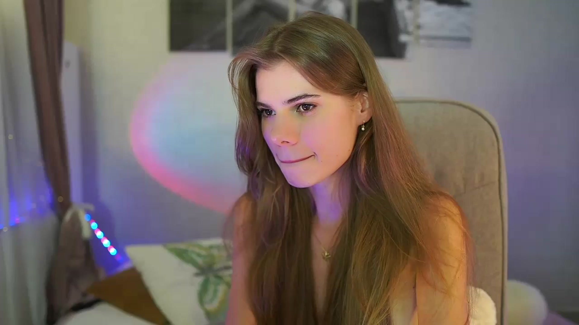 Gallery image thumbnail from RileyReid_18's myfreecams stream on, 07/11/2024, 22:28 image 5 of 20