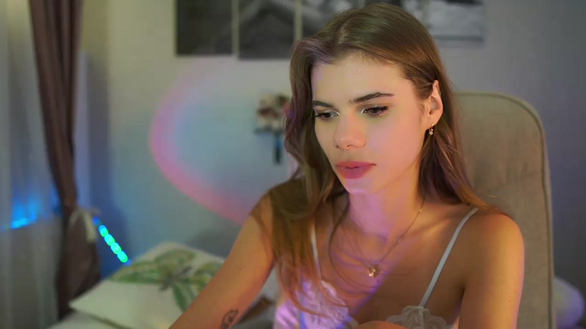 Gallery image thumbnail from RileyReid_18's myfreecams stream on, 07/16/2024, 18:03 image 15 of 20