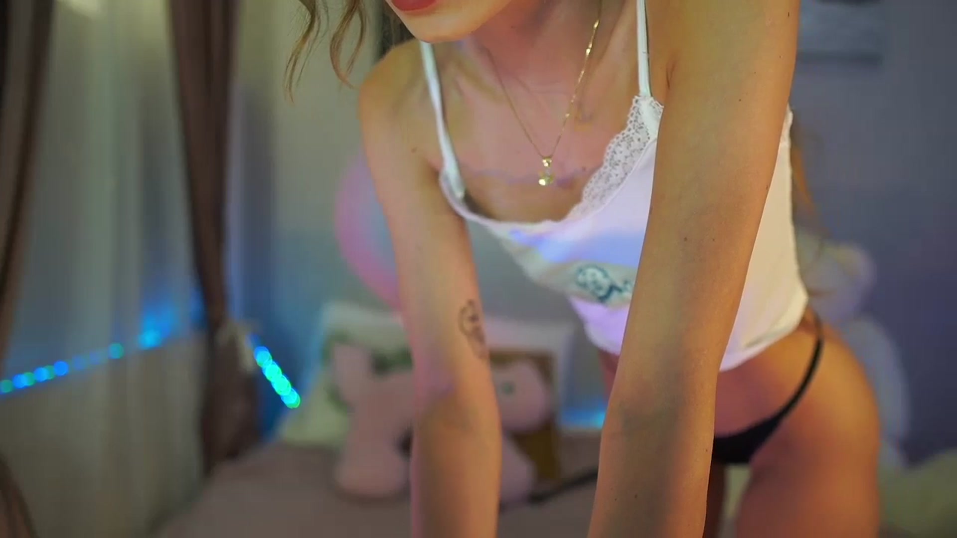 Gallery image thumbnail from RileyReid_18's myfreecams stream on, 07/18/2024, 19:16 image 6 of 20