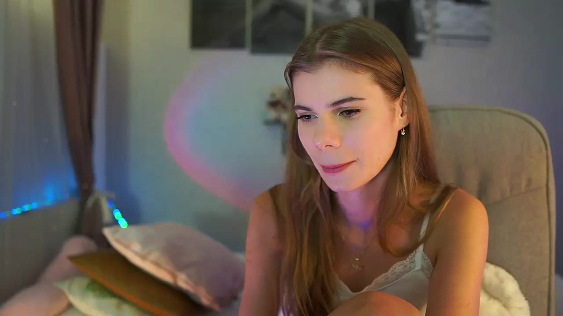 Gallery image thumbnail from RileyReid_18's myfreecams stream on, 07/18/2024, 22:26 image 16 of 20