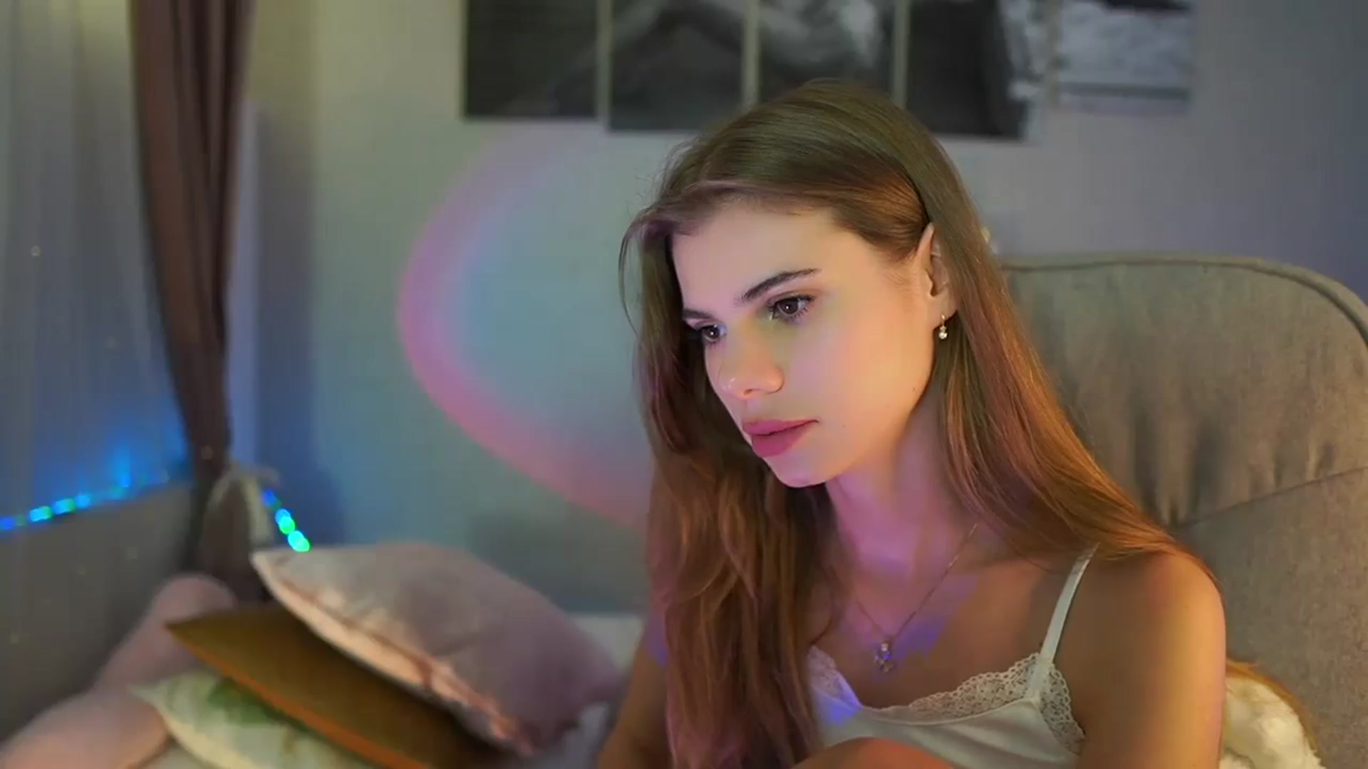 Gallery image thumbnail from RileyReid_18's myfreecams stream on, 07/18/2024, 22:26 image 15 of 20