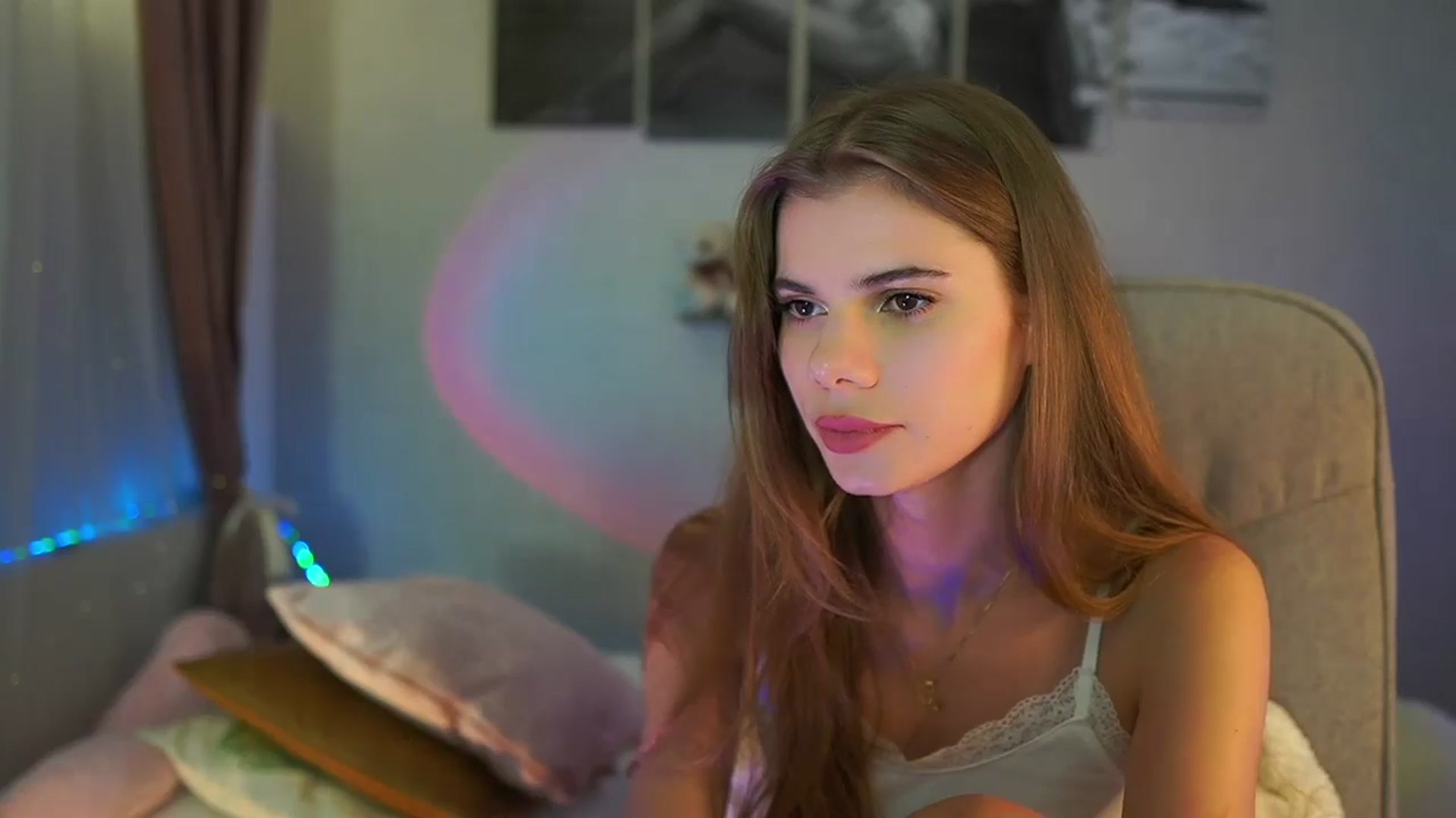 Gallery image thumbnail from RileyReid_18's myfreecams stream on, 07/18/2024, 22:26 image 5 of 20