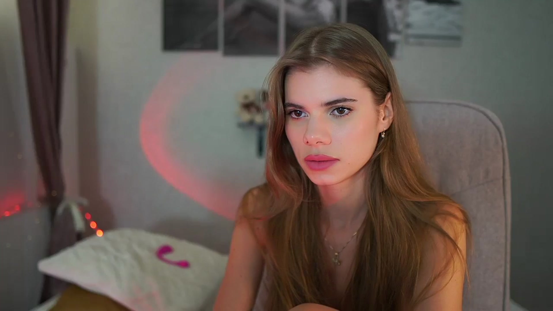 Gallery image thumbnail from RileyReid_18's myfreecams stream on, 07/19/2024, 21:15 image 2 of 20