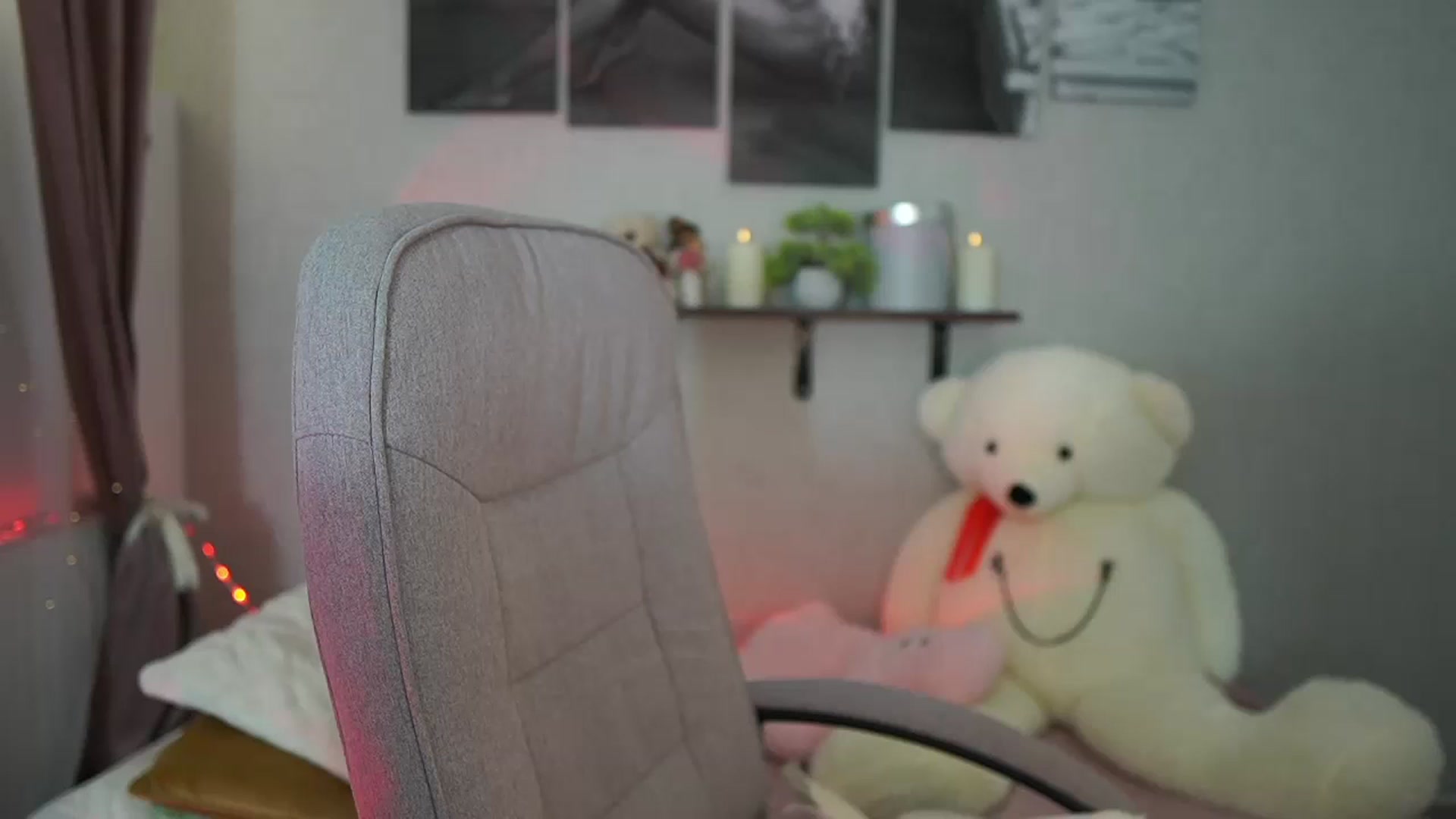 Gallery image thumbnail from RileyReid_18's myfreecams stream on, 07/19/2024, 21:15 image 17 of 20