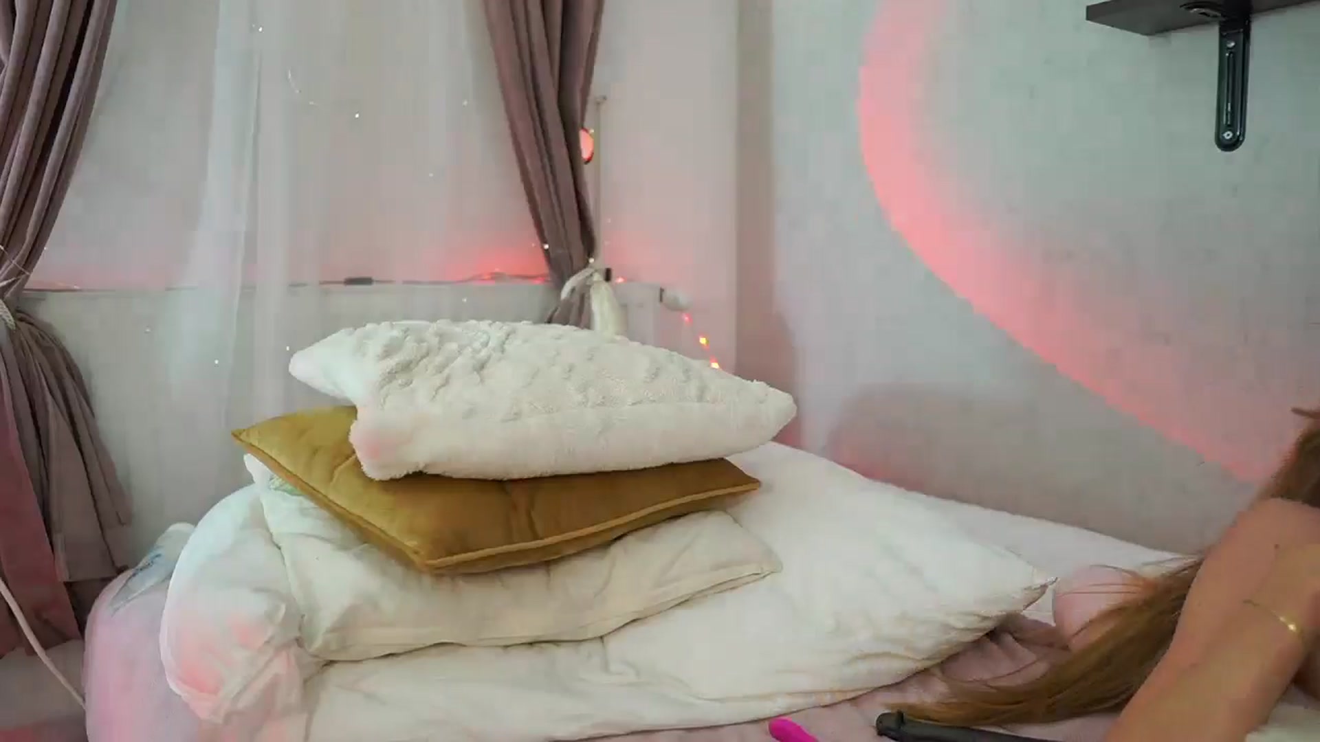 Gallery image thumbnail from RileyReid_18's myfreecams stream on, 07/19/2024, 21:51 image 17 of 20
