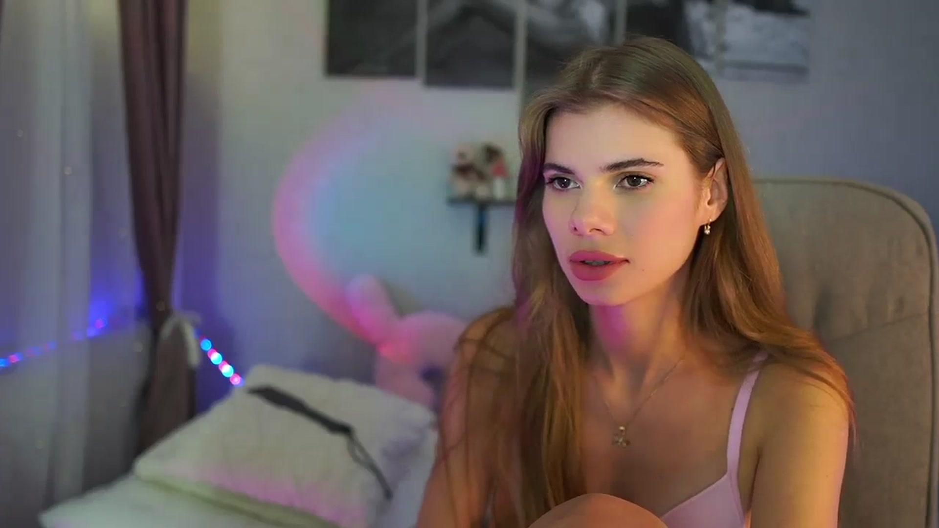 Gallery image thumbnail from RileyReid_18's myfreecams stream on, 07/21/2024, 19:37 image 15 of 20
