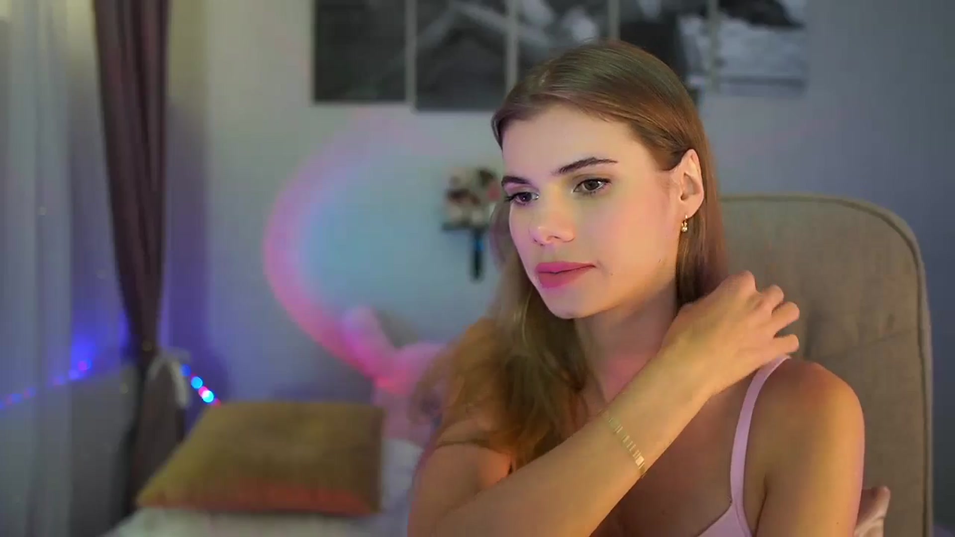 Gallery image thumbnail from RileyReid_18's myfreecams stream on, 07/21/2024, 20:26 image 5 of 20