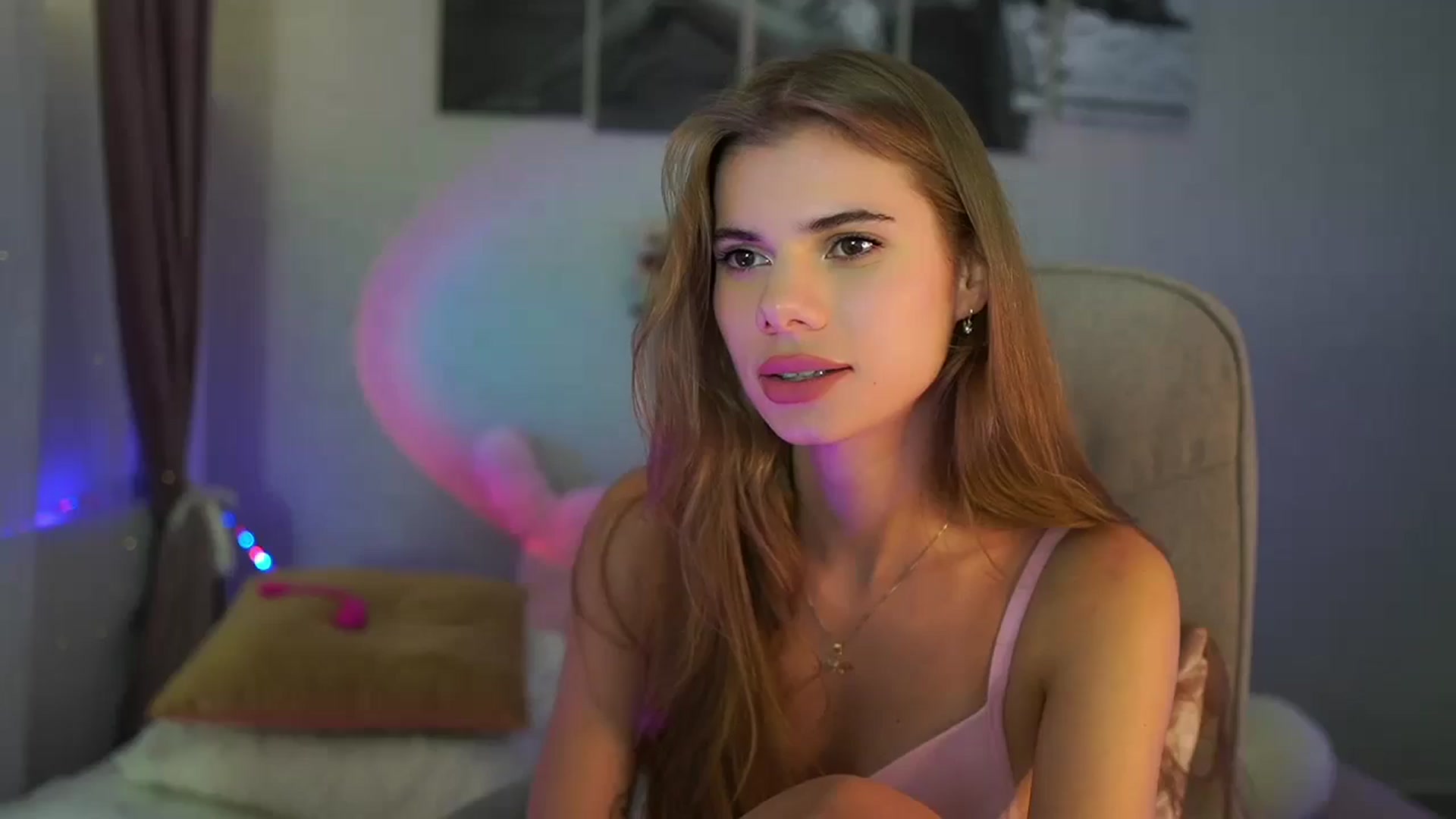 Gallery image thumbnail from RileyReid_18's myfreecams stream on, 07/21/2024, 22:37 image 1 of 20