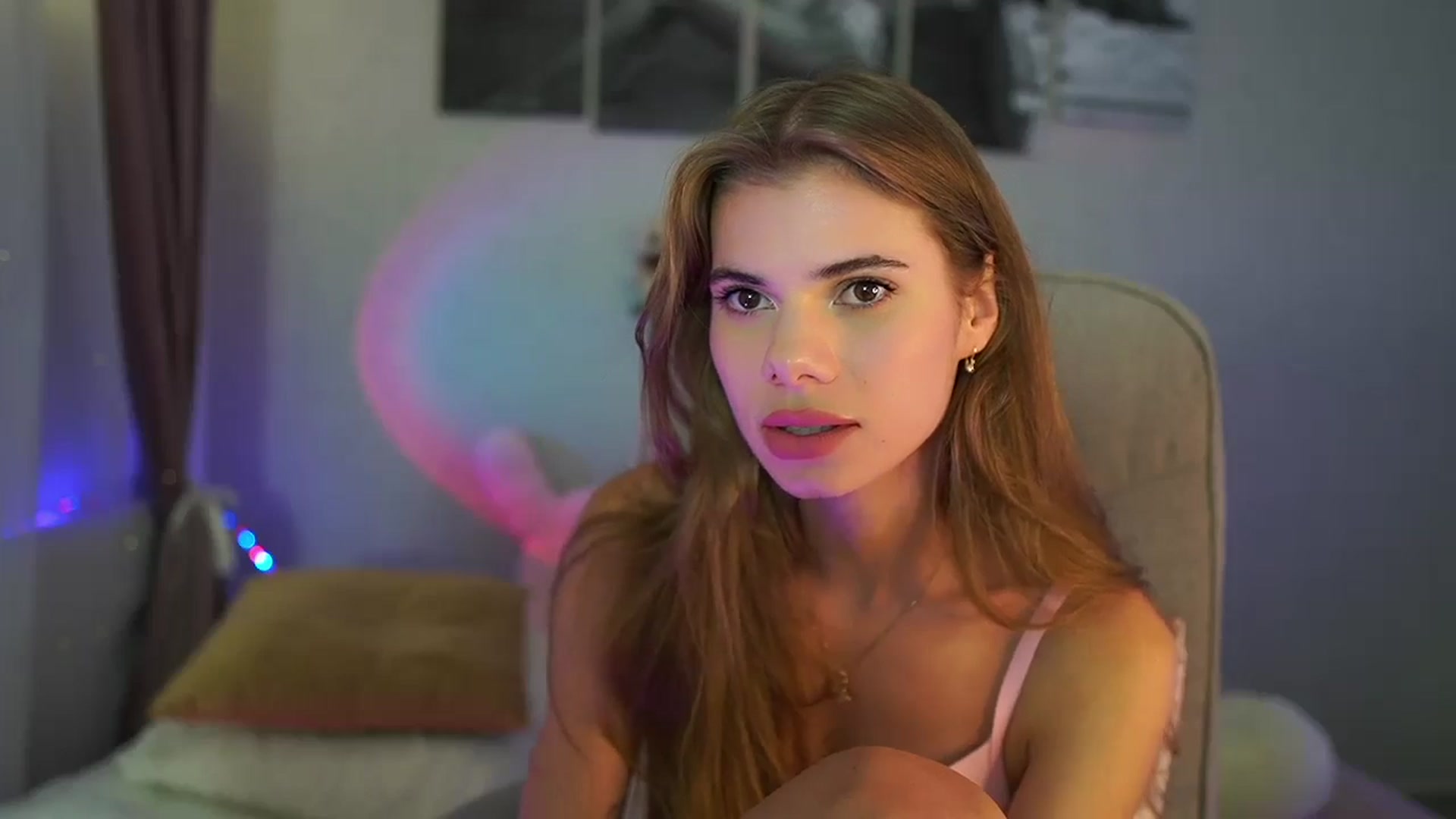 Gallery image thumbnail from RileyReid_18's myfreecams stream on, 07/21/2024, 22:37 image 2 of 20