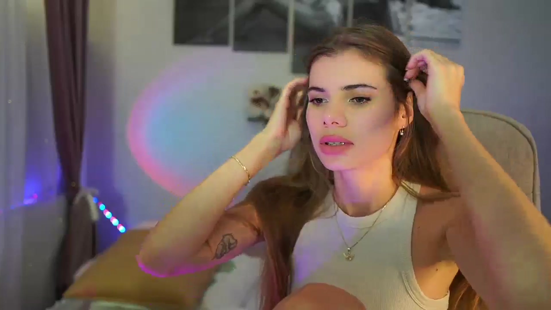 Gallery image thumbnail from RileyReid_18's myfreecams stream on, 07/23/2024, 18:52 image 12 of 20