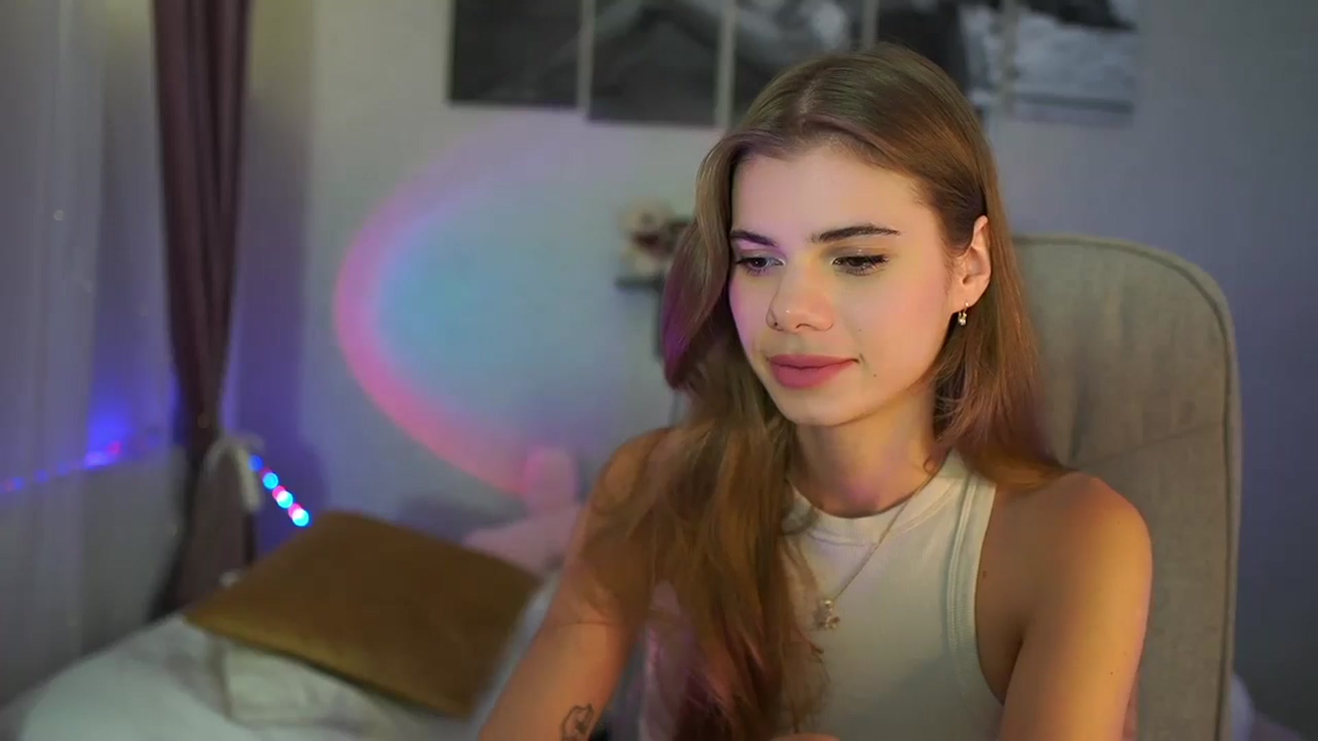 Gallery image thumbnail from RileyReid_18's myfreecams stream on, 07/23/2024, 20:36 image 3 of 20