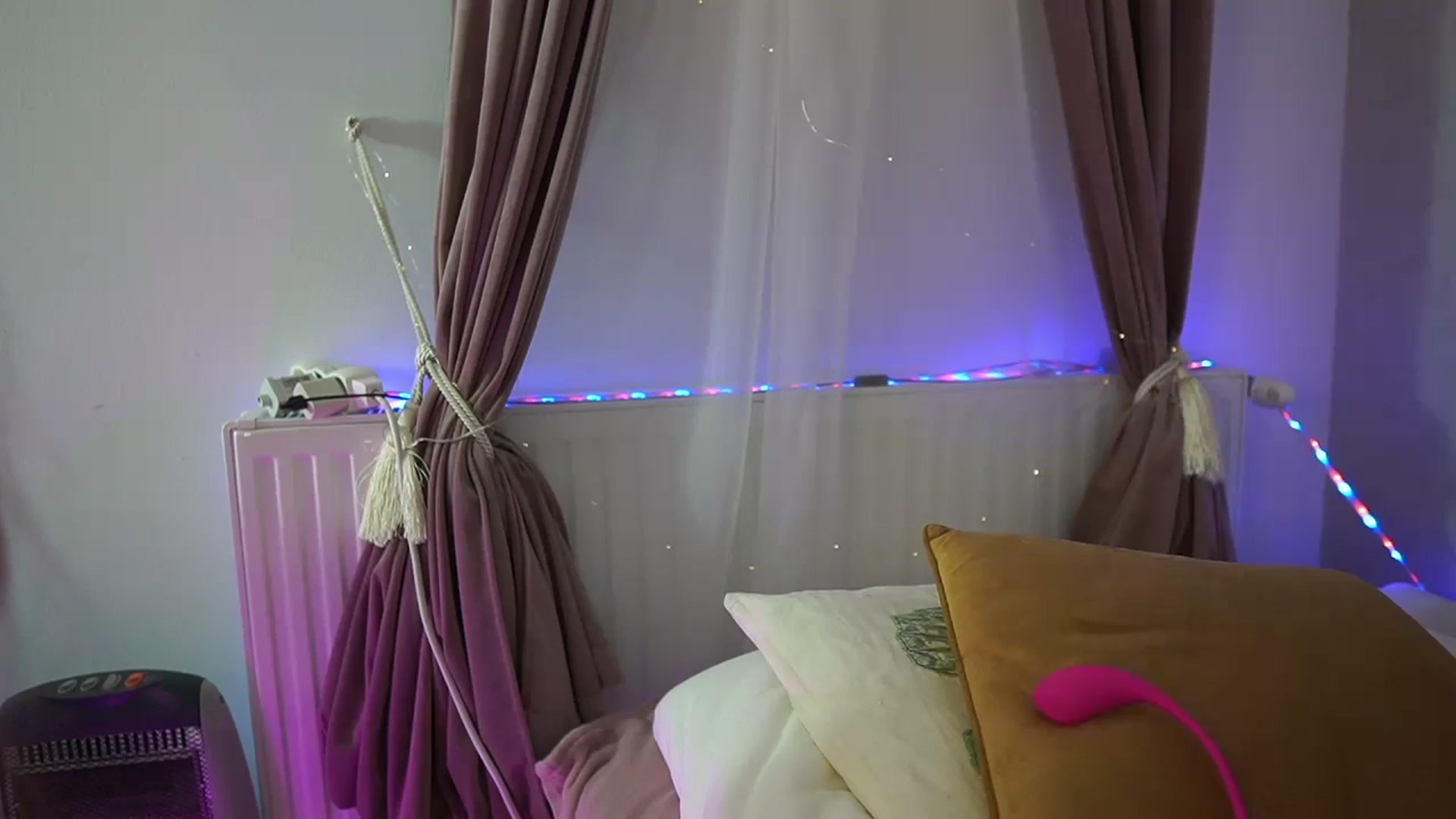 Gallery image thumbnail from RileyReid_18's myfreecams stream on, 07/23/2024, 21:49 image 16 of 20
