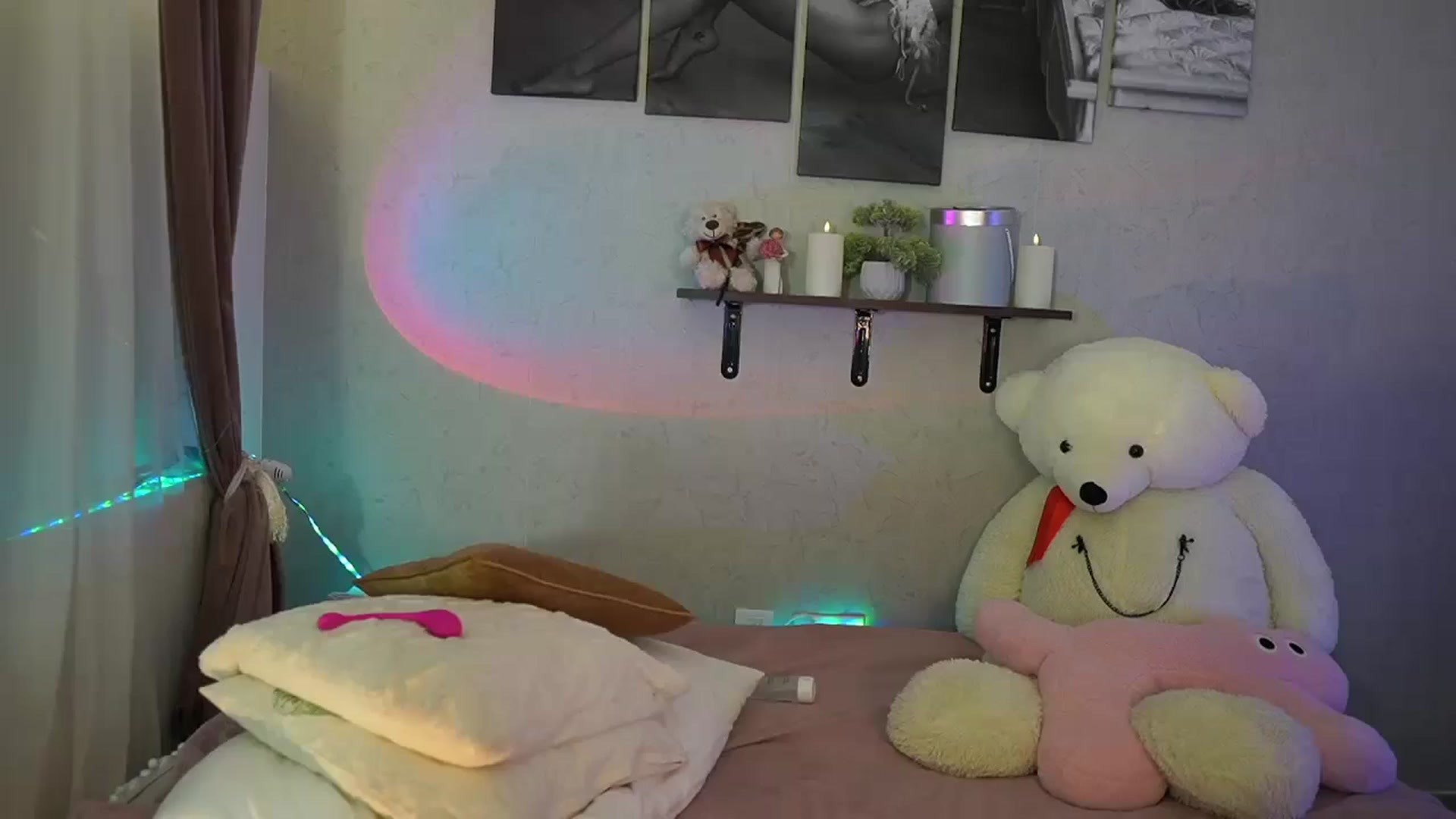Gallery image thumbnail from RileyReid_18's myfreecams stream on, 07/26/2024, 19:17 image 1 of 20
