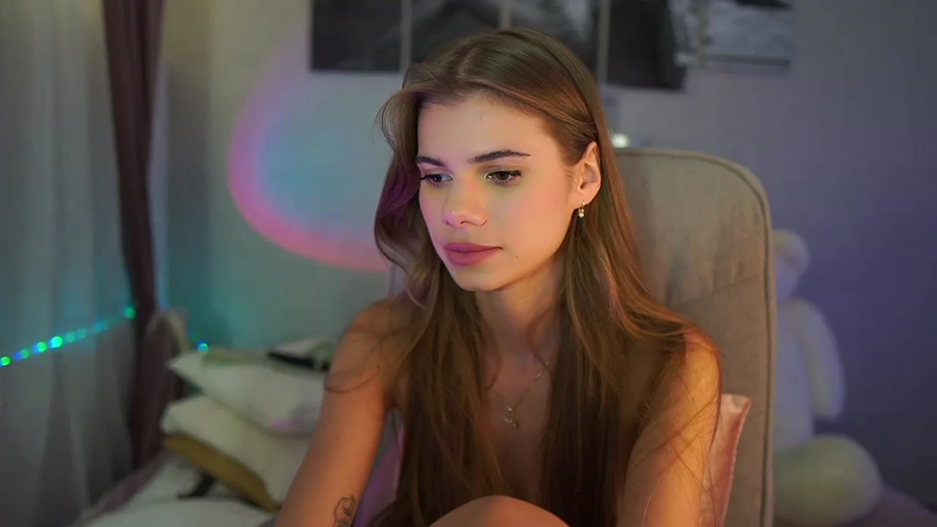 Gallery image thumbnail from RileyReid_18's myfreecams stream on, 07/30/2024, 19:00 image 20 of 20