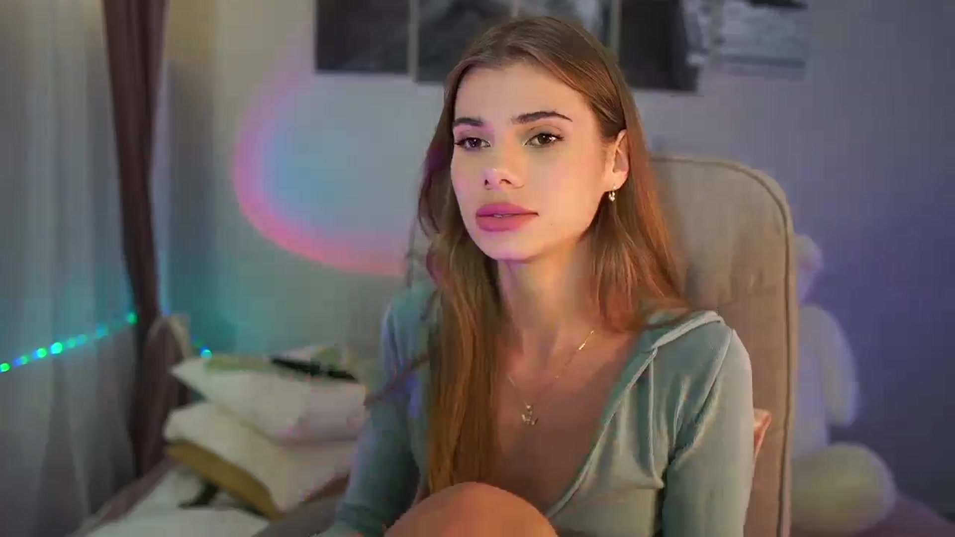 Gallery image thumbnail from RileyReid_18's myfreecams stream on, 07/30/2024, 19:00 image 13 of 20