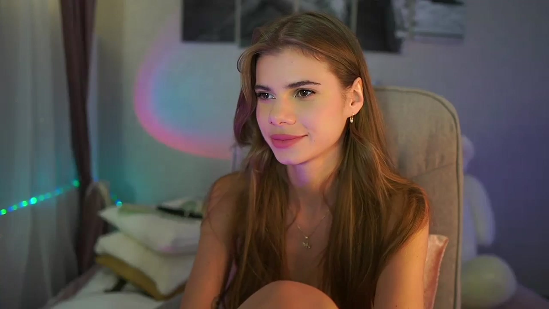 Gallery image thumbnail from RileyReid_18's myfreecams stream on, 07/30/2024, 19:00 image 18 of 20