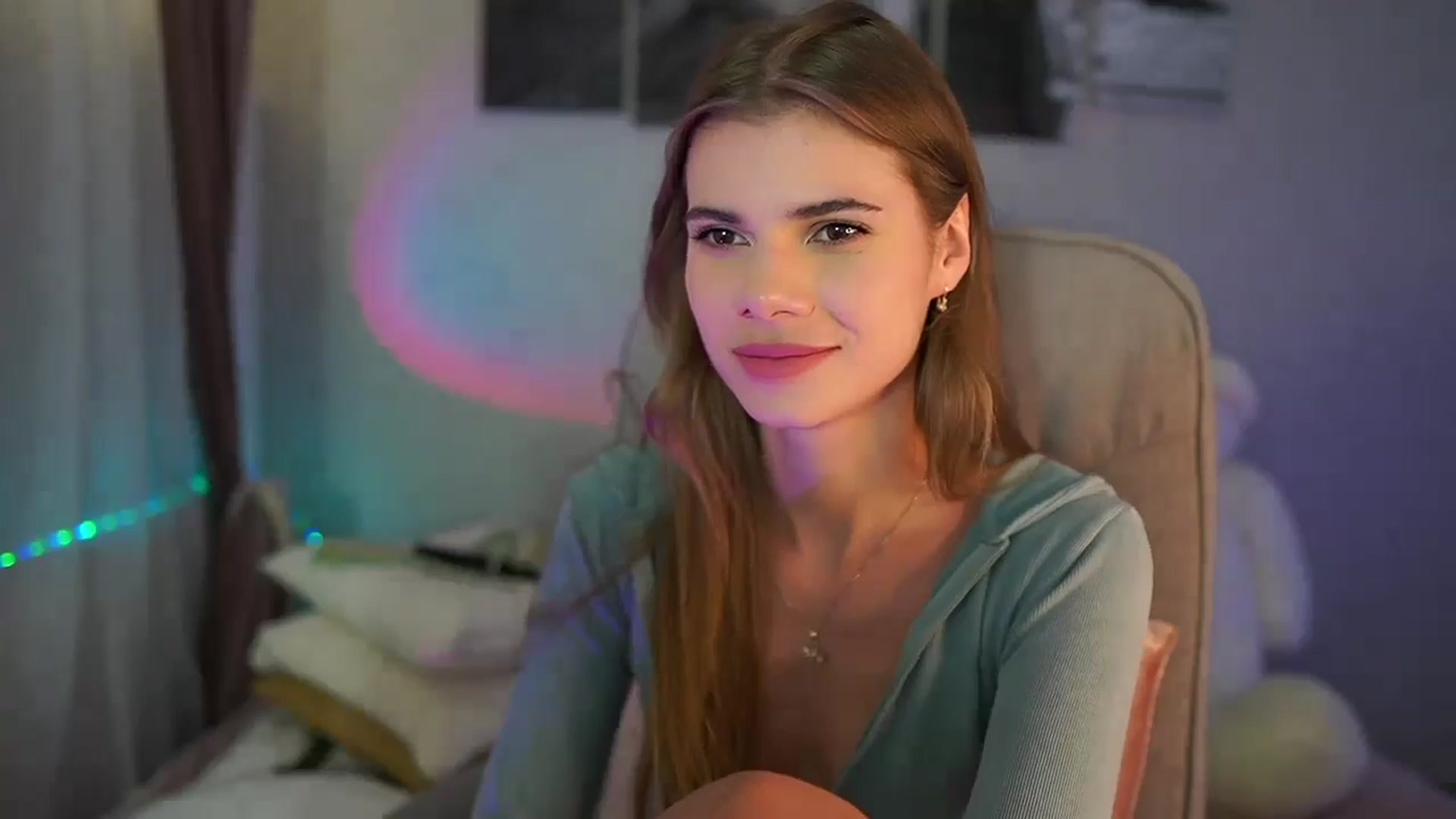 Gallery image thumbnail from RileyReid_18's myfreecams stream on, 07/30/2024, 19:00 image 12 of 20