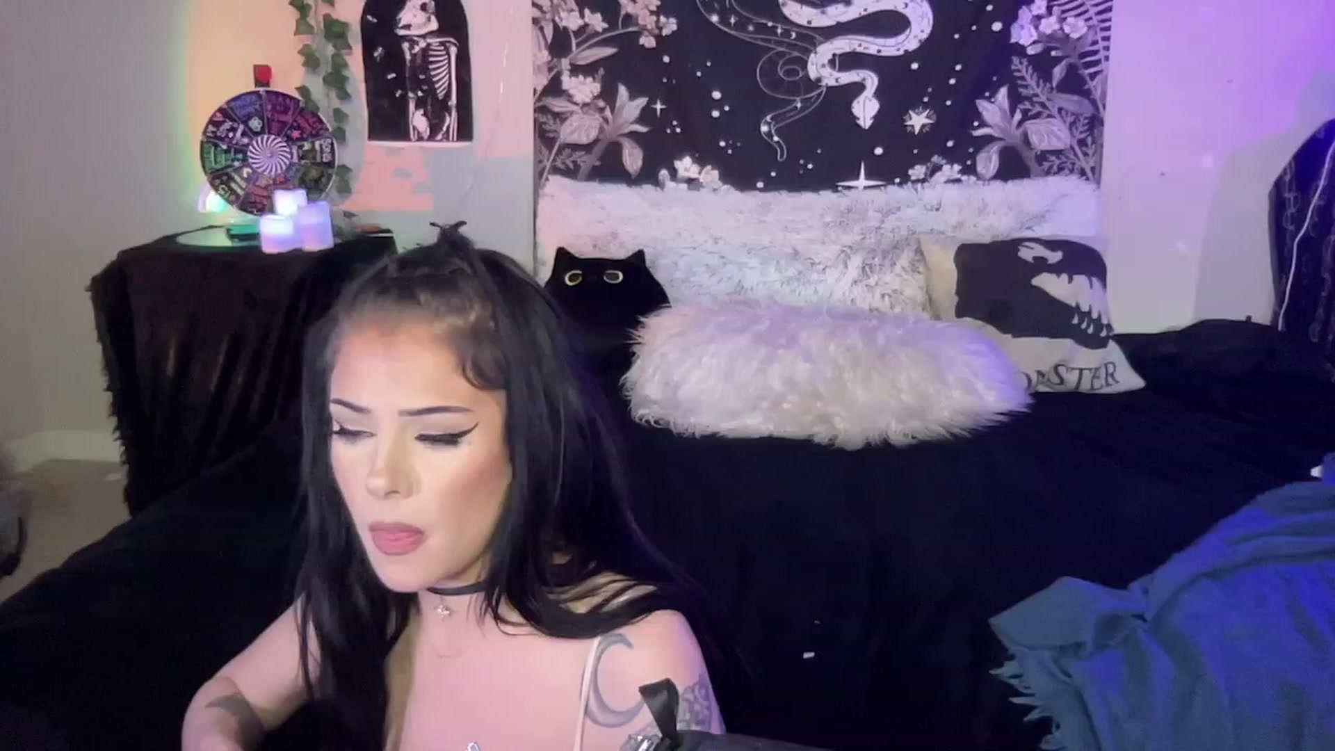 Gallery image thumbnail from RileyWoods's myfreecams stream on, 02/07/2023, 03:43 image 14 of 20