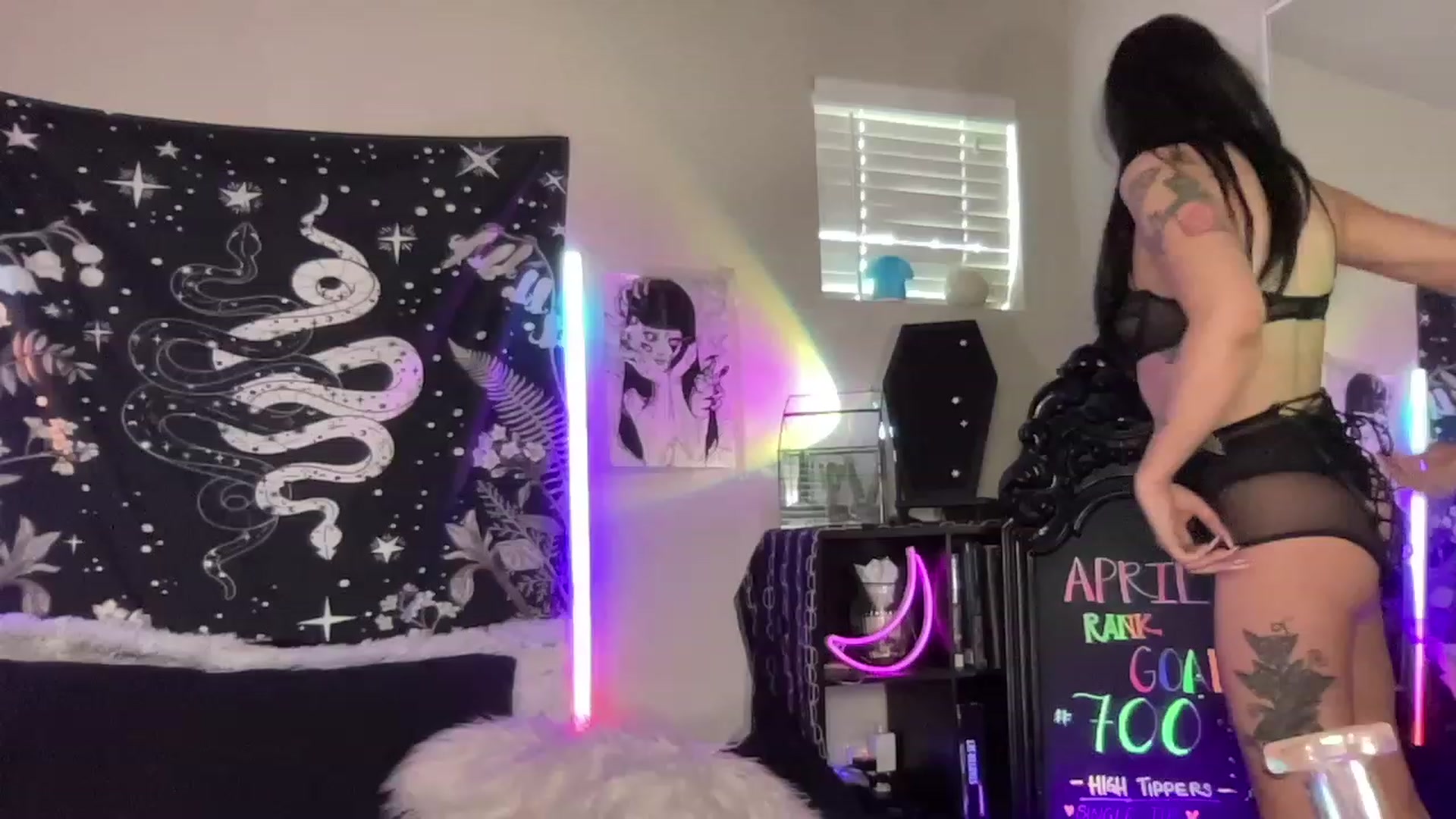 Gallery image thumbnail from RileyWoods's myfreecams stream on, 04/17/2023, 01:22 image 7 of 20