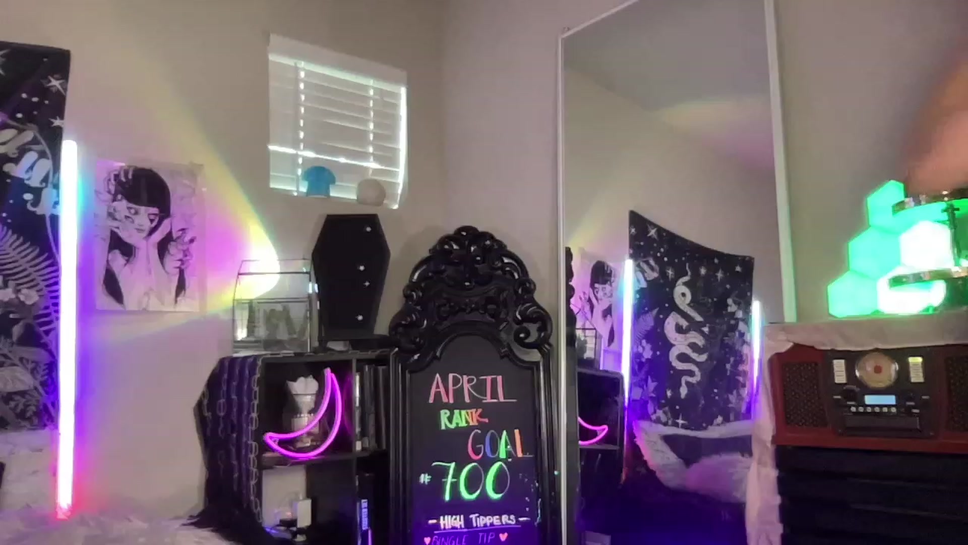 Gallery image thumbnail from RileyWoods's myfreecams stream on, 04/17/2023, 01:22 image 6 of 20