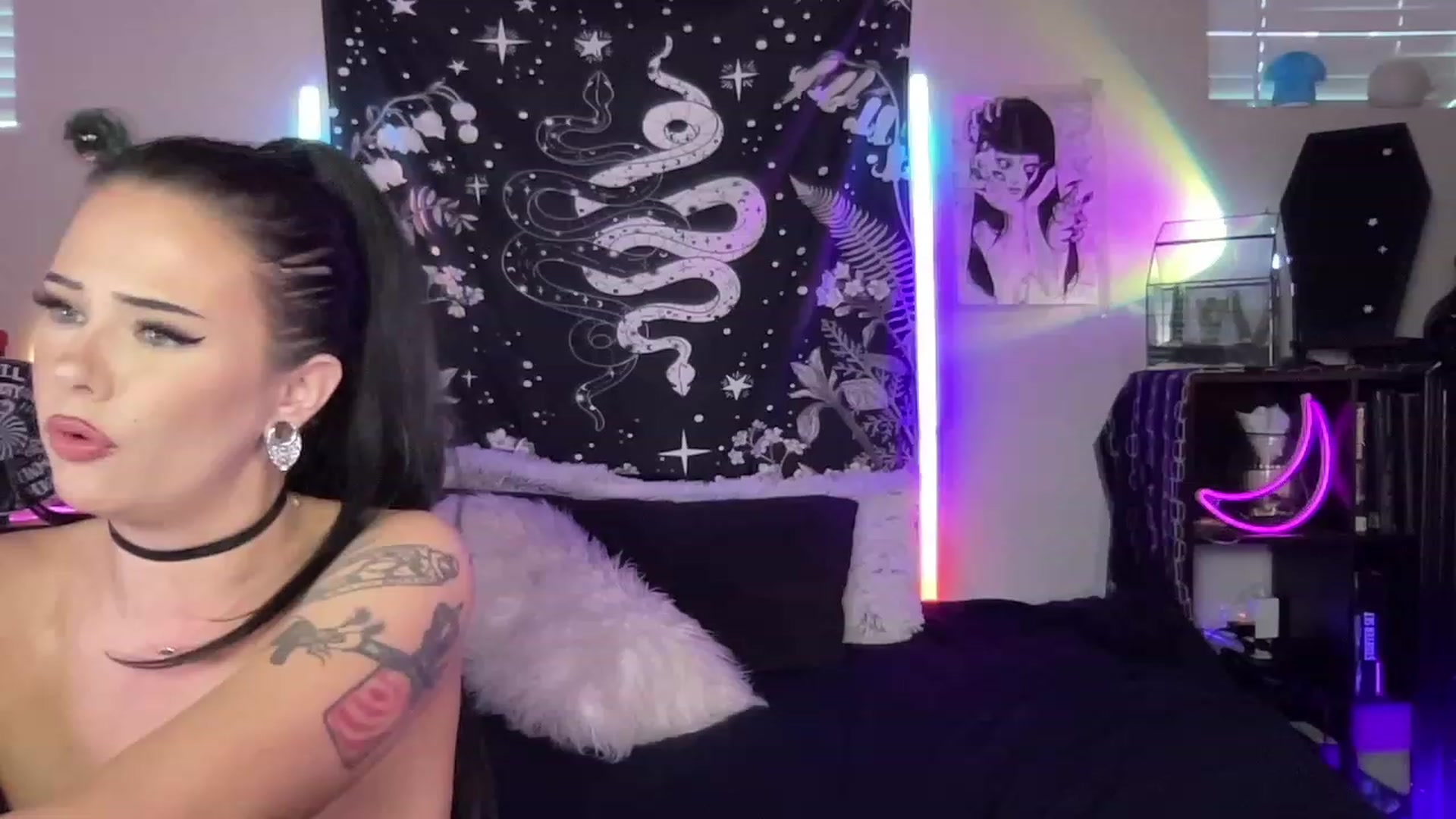 Gallery image thumbnail from RileyWoods's myfreecams stream on, 04/17/2023, 02:45 image 1 of 20