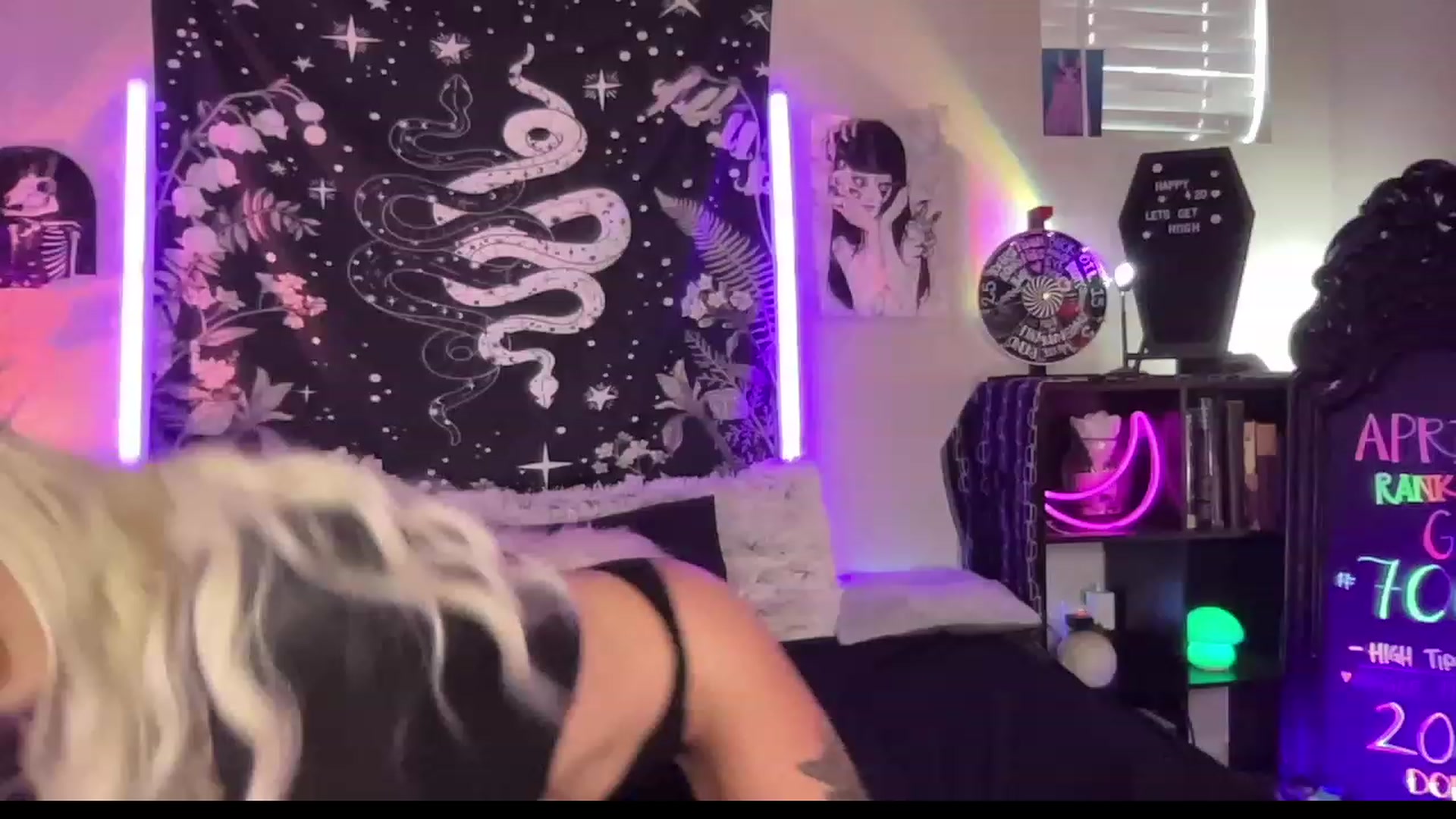 Gallery image thumbnail from RileyWoods's myfreecams stream on, 04/25/2023, 01:11 image 3 of 20