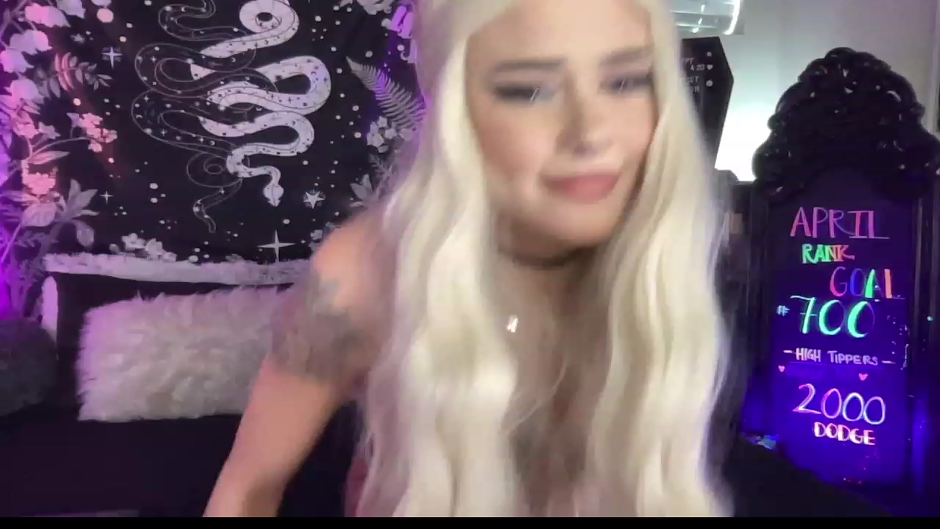 Gallery image thumbnail from RileyWoods's myfreecams stream on, 04/25/2023, 01:11 image 5 of 20