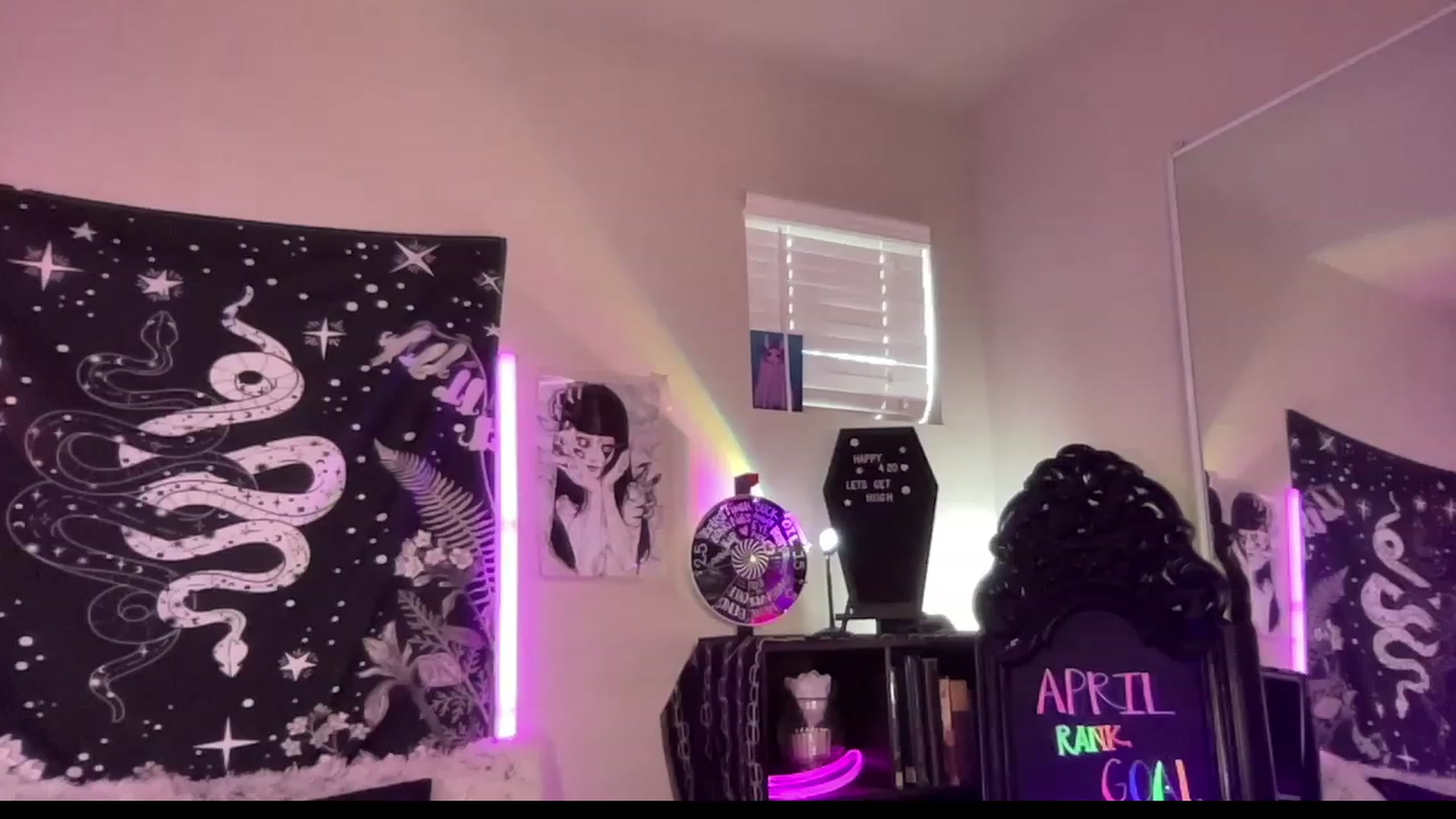 Gallery image thumbnail from RileyWoods's myfreecams stream on, 04/26/2023, 02:04 image 15 of 20