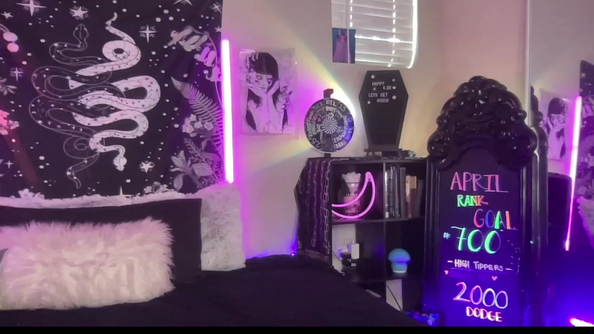 Gallery image thumbnail from RileyWoods's myfreecams stream on, 04/28/2023, 01:33 image 5 of 20