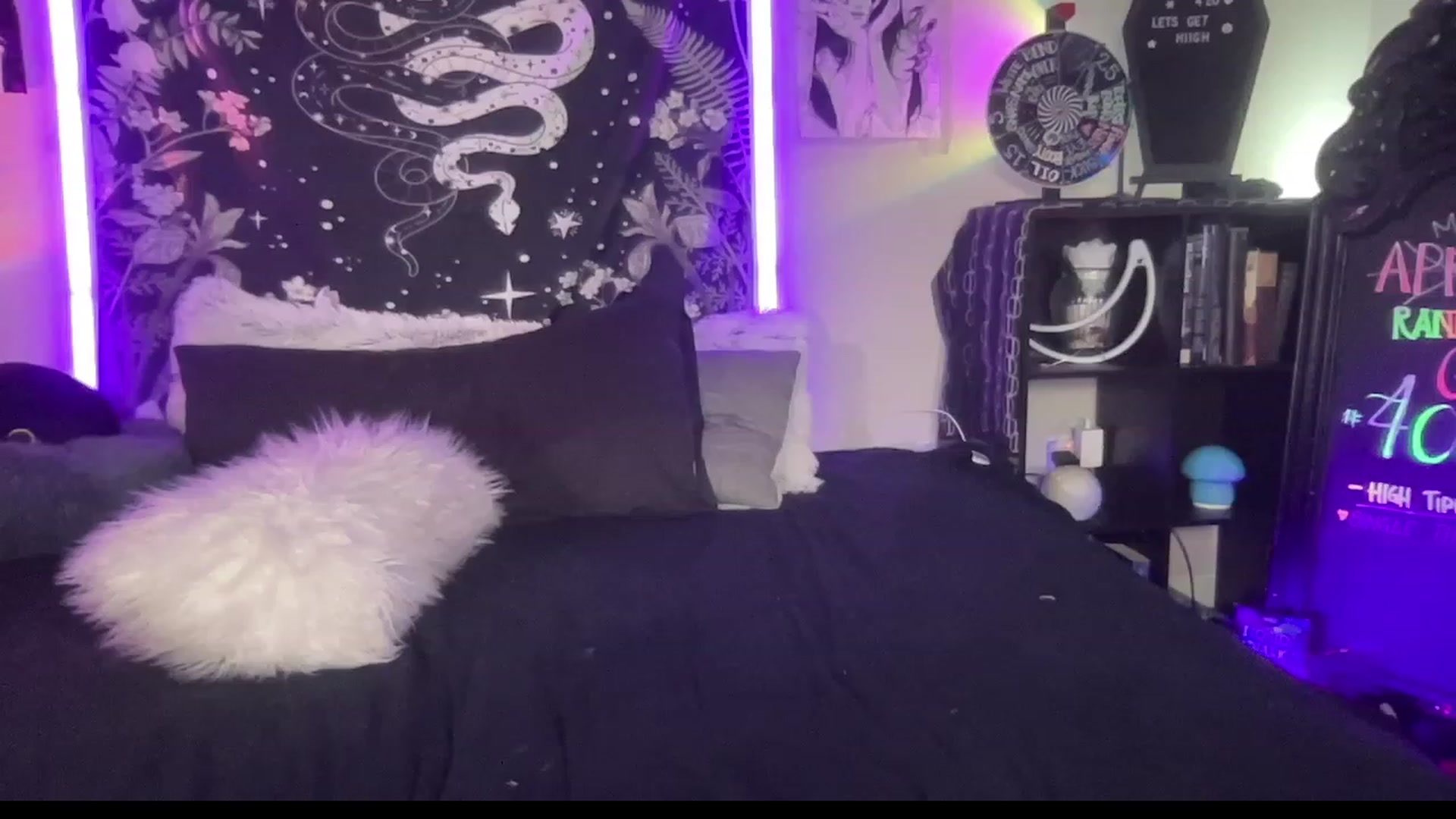 Gallery image thumbnail from RileyWoods's myfreecams stream on, 05/02/2023, 01:43 image 12 of 20