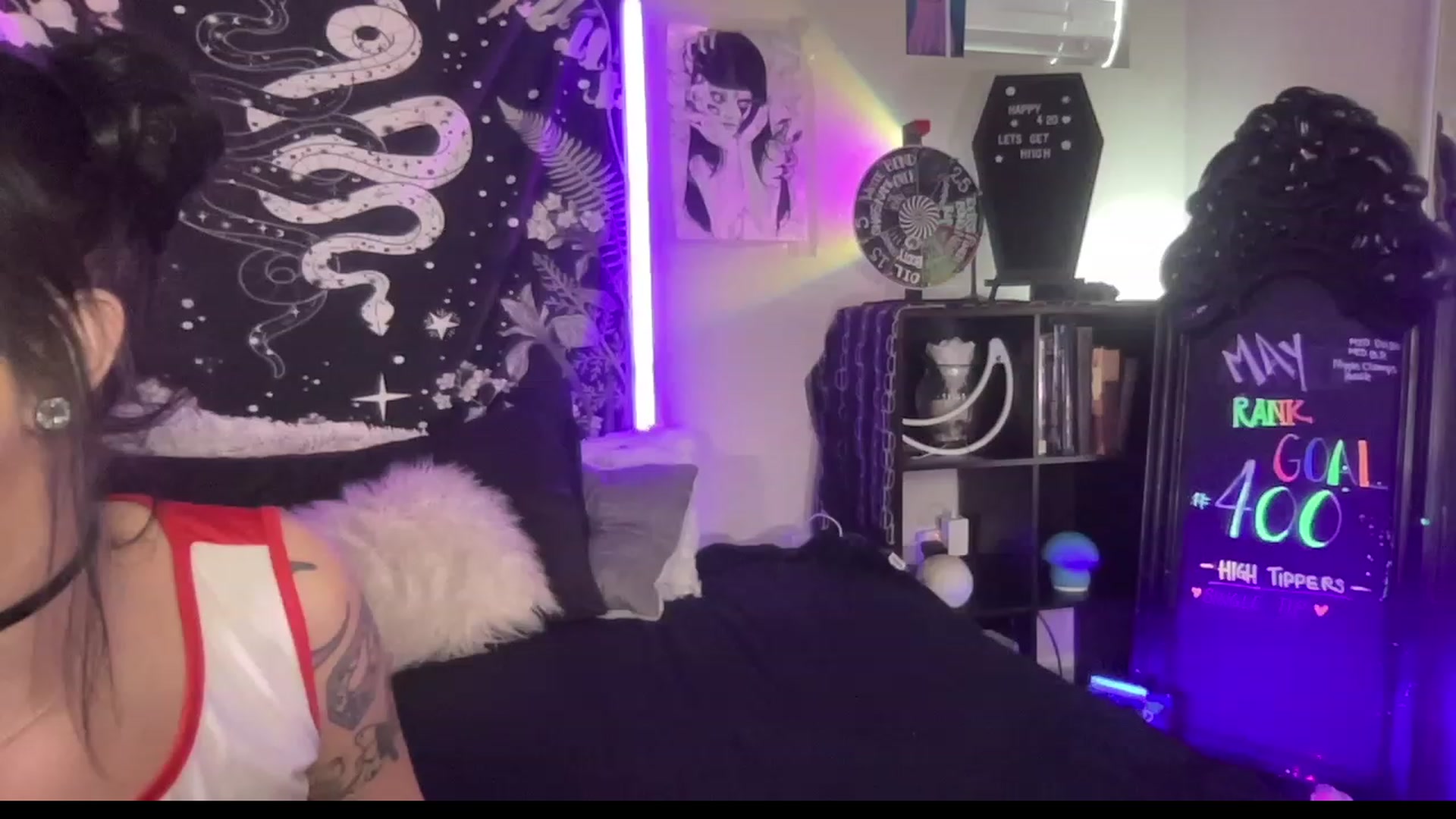 Gallery image thumbnail from RileyWoods's myfreecams stream on, 05/03/2023, 01:53 image 12 of 20