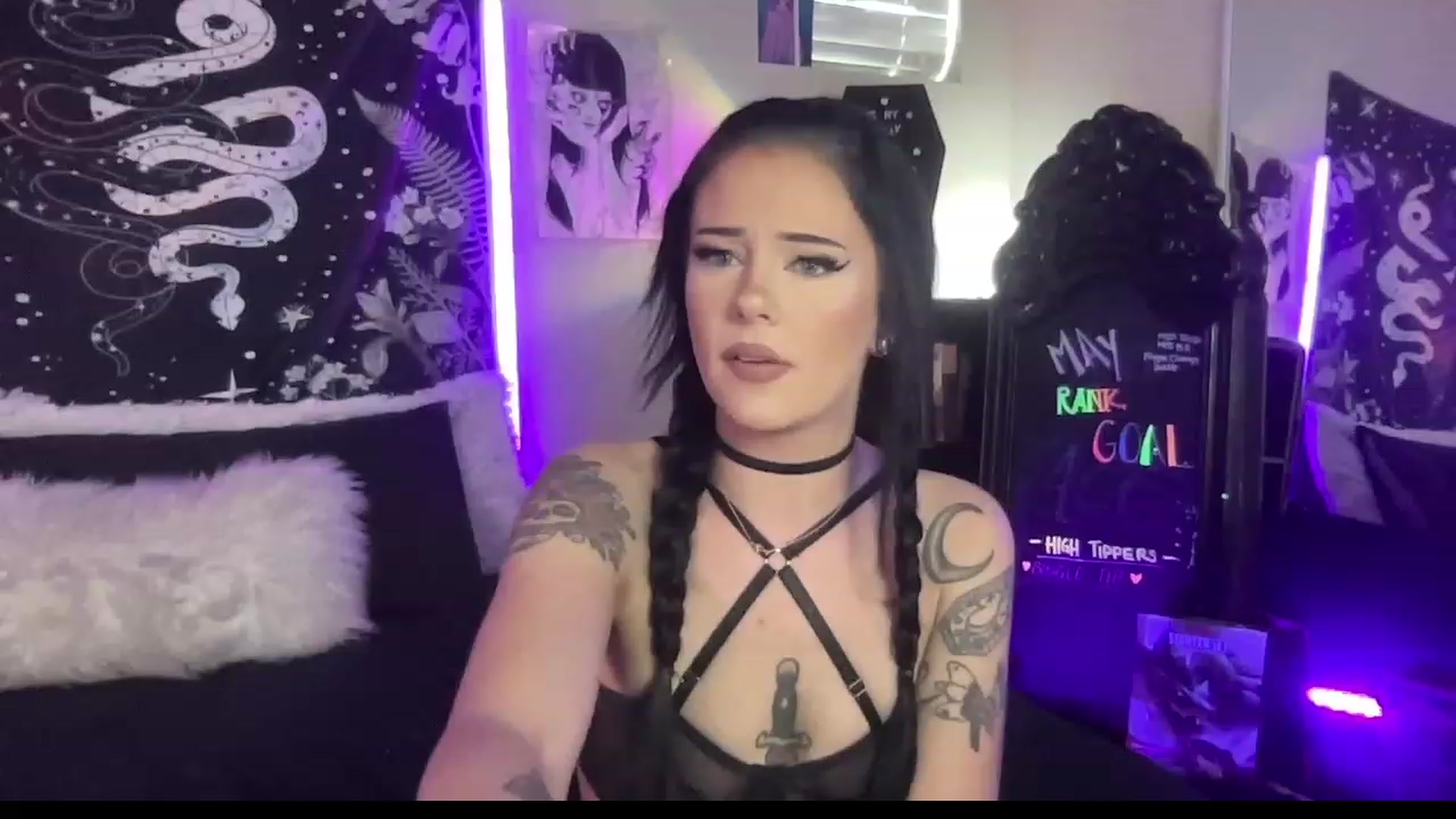 Gallery image thumbnail from RileyWoods's myfreecams stream on, 05/04/2023, 24:01 image 8 of 20