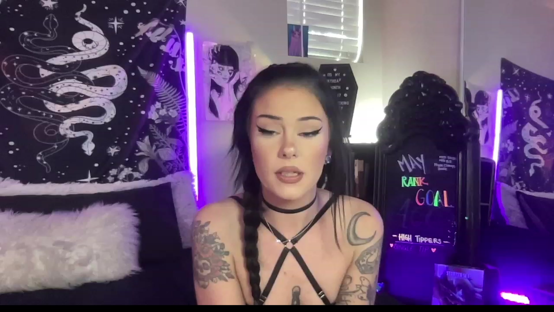 Gallery image thumbnail from RileyWoods's myfreecams stream on, 05/04/2023, 24:01 image 4 of 20