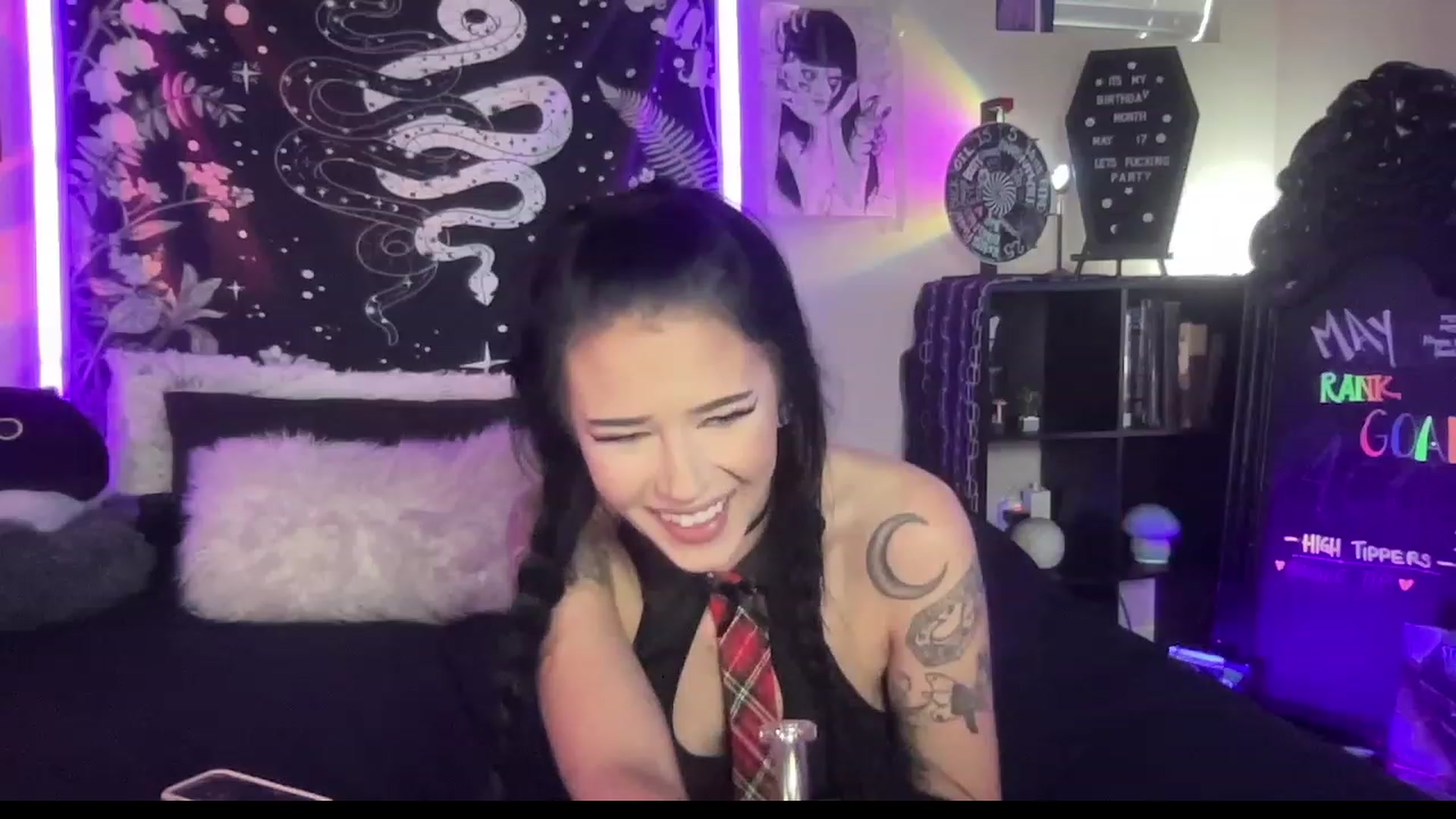 Gallery image thumbnail from RileyWoods's myfreecams stream on, 05/04/2023, 02:13 image 11 of 20