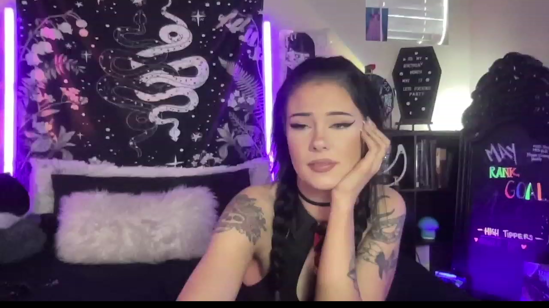Gallery image thumbnail from RileyWoods's myfreecams stream on, 05/04/2023, 02:13 image 4 of 20