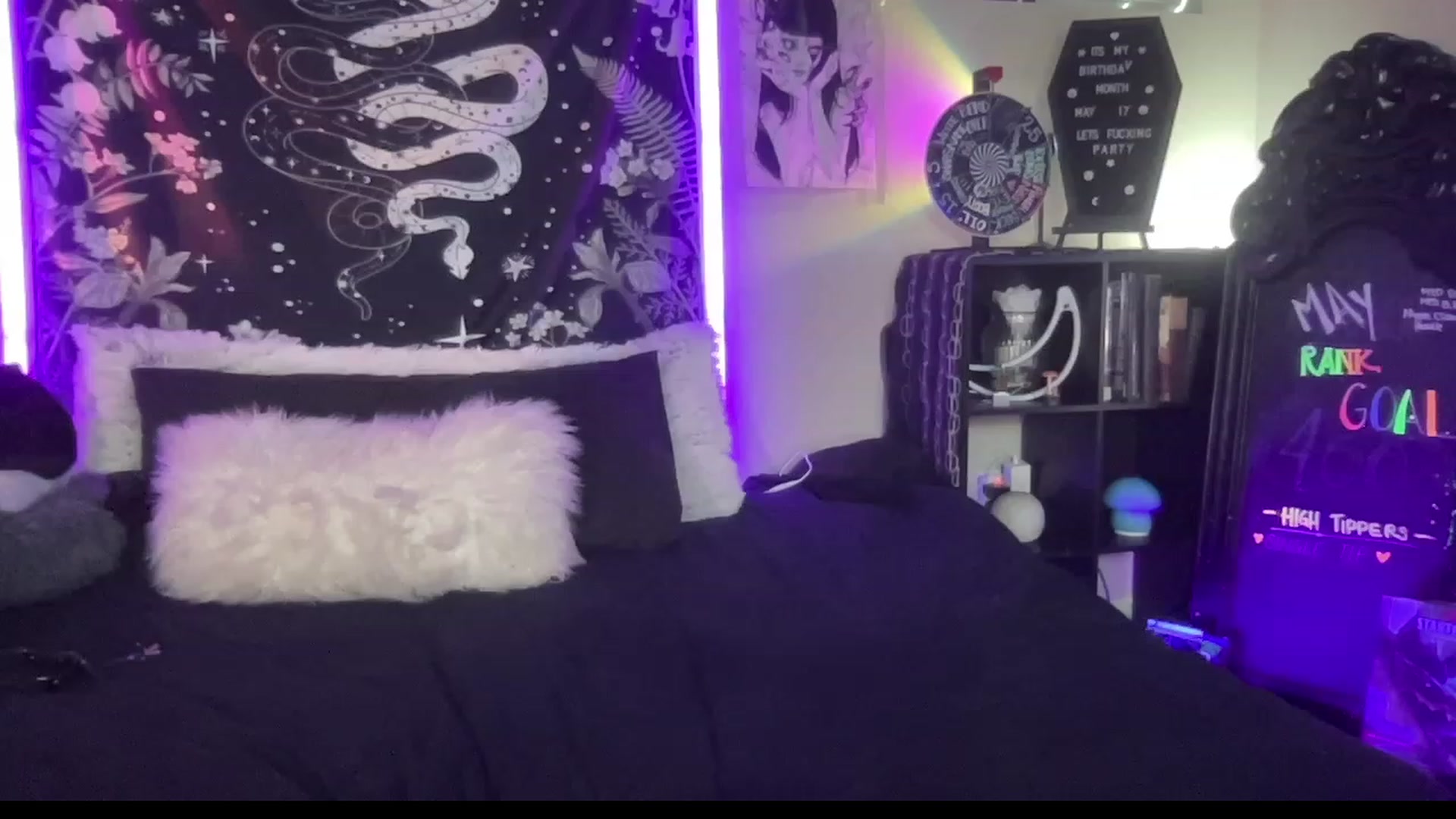 Gallery image thumbnail from RileyWoods's myfreecams stream on, 05/04/2023, 02:13 image 5 of 20