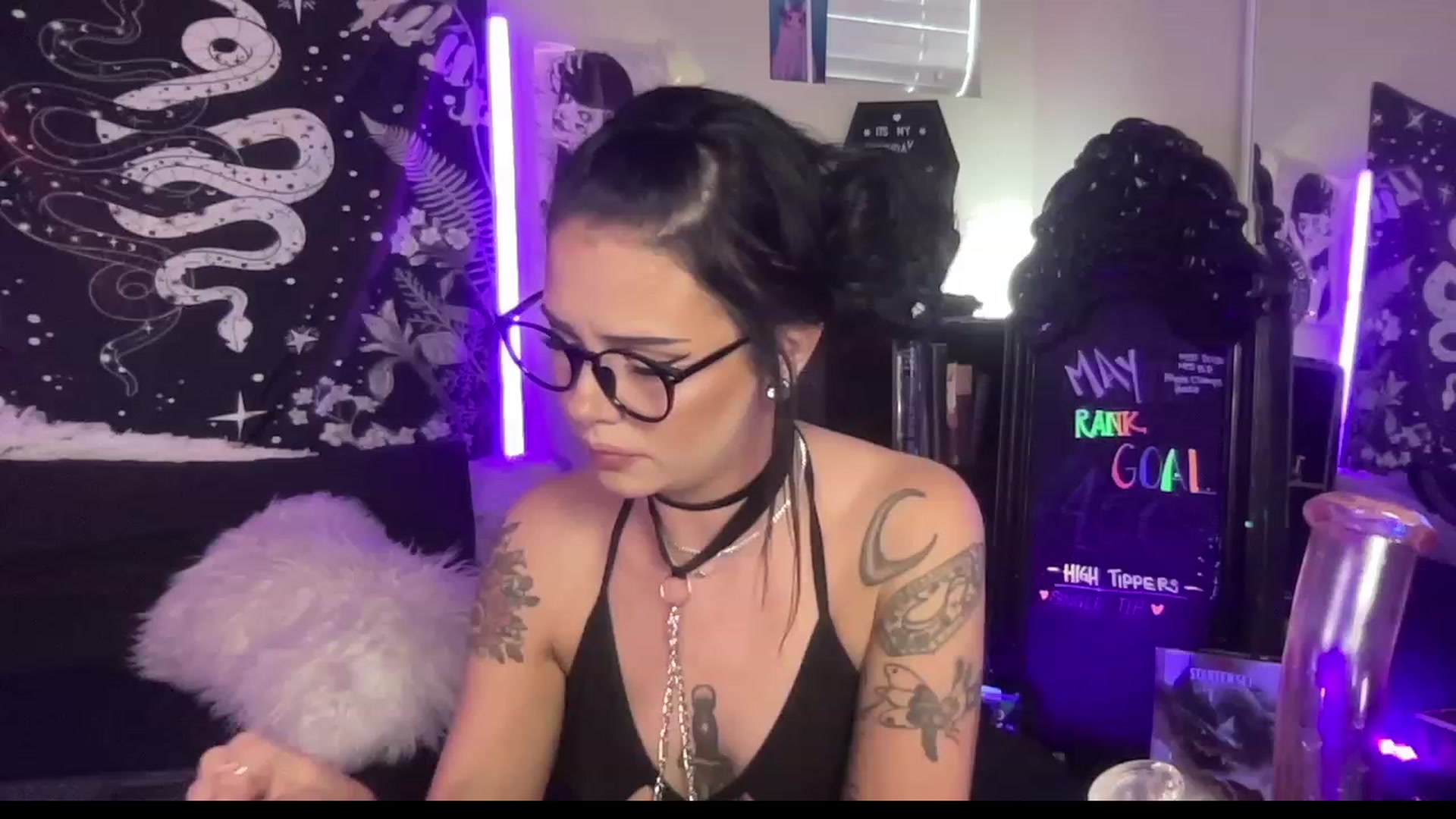 Gallery image thumbnail from RileyWoods's myfreecams stream on, 05/05/2023, 01:15 image 16 of 20