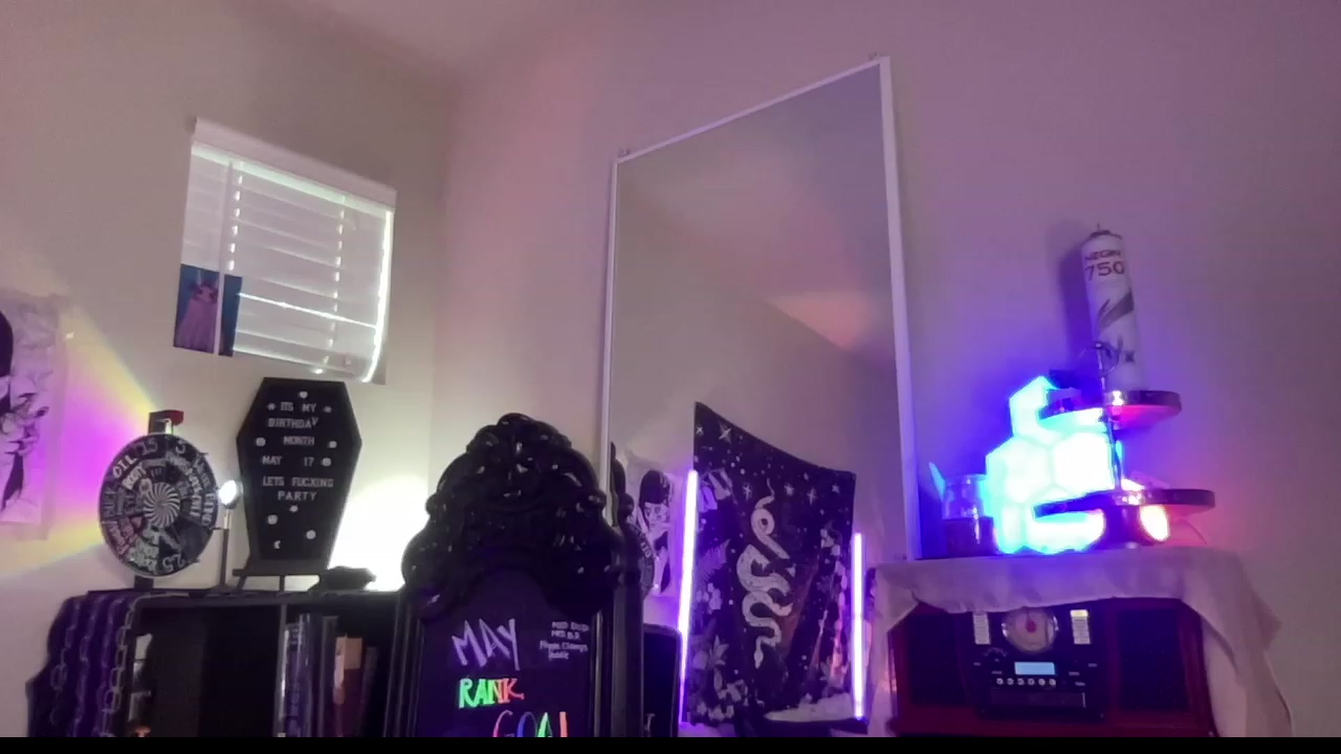 Gallery image thumbnail from RileyWoods's myfreecams stream on, 05/05/2023, 01:15 image 9 of 20