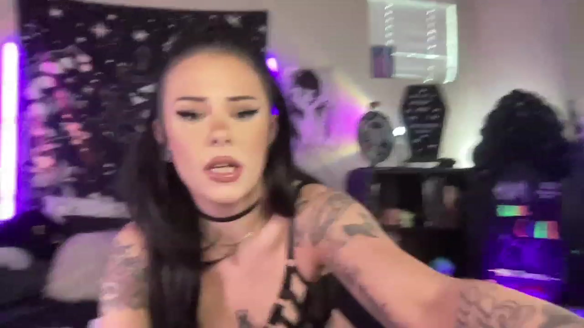 Gallery image thumbnail from RileyWoods's myfreecams stream on, 05/06/2023, 23:17 image 15 of 20