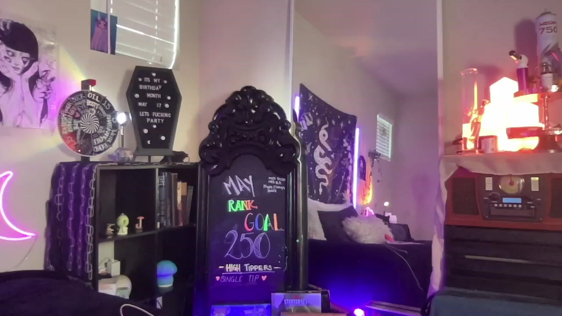 Gallery image thumbnail from RileyWoods's myfreecams stream on, 05/08/2023, 01:43 image 11 of 20