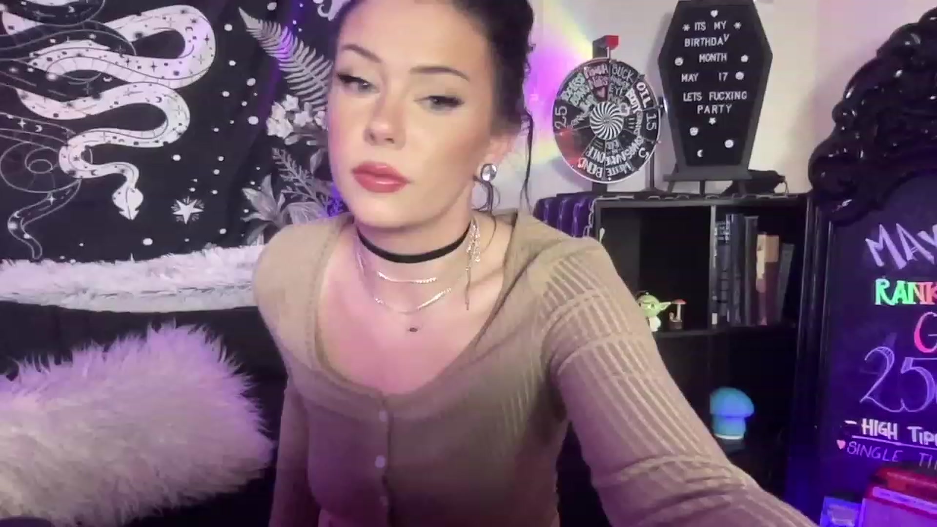 Gallery image thumbnail from RileyWoods's myfreecams stream on, 05/08/2023, 02:51 image 3 of 20