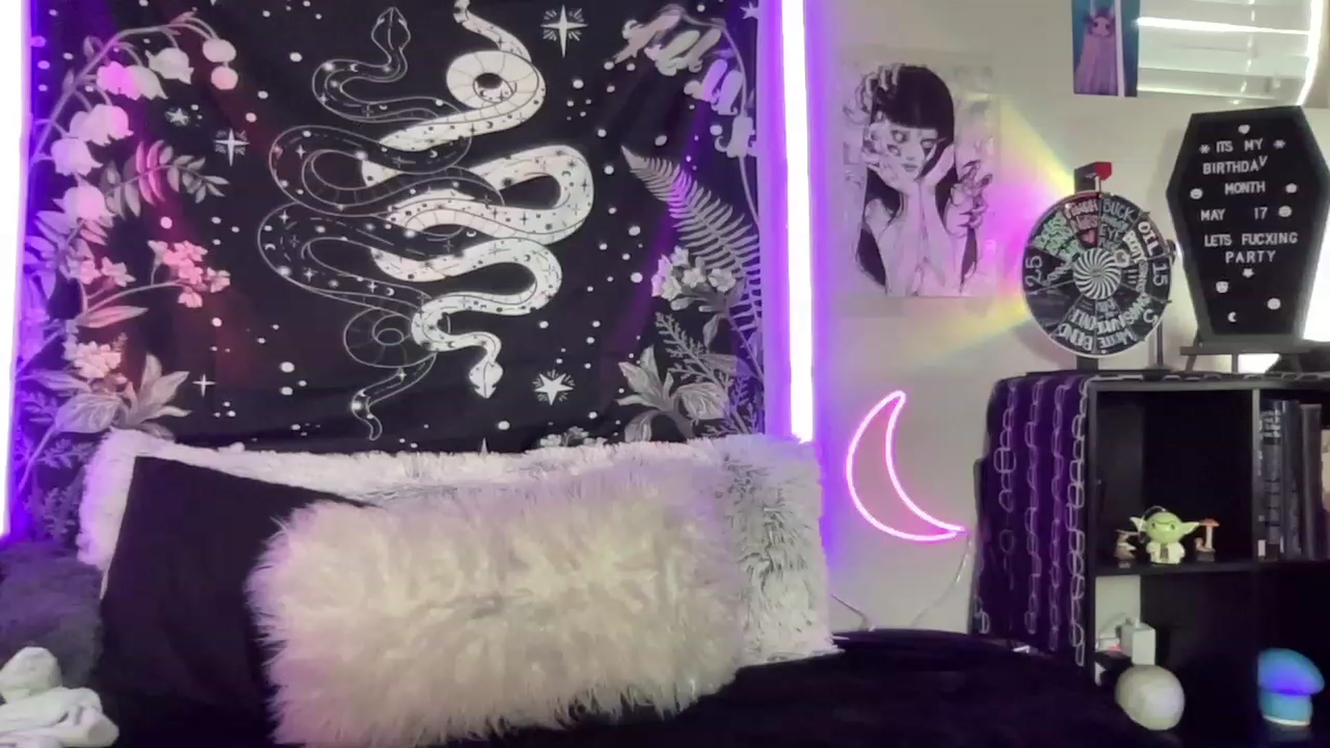 Gallery image thumbnail from RileyWoods's myfreecams stream on, 05/10/2023, 24:03 image 16 of 20