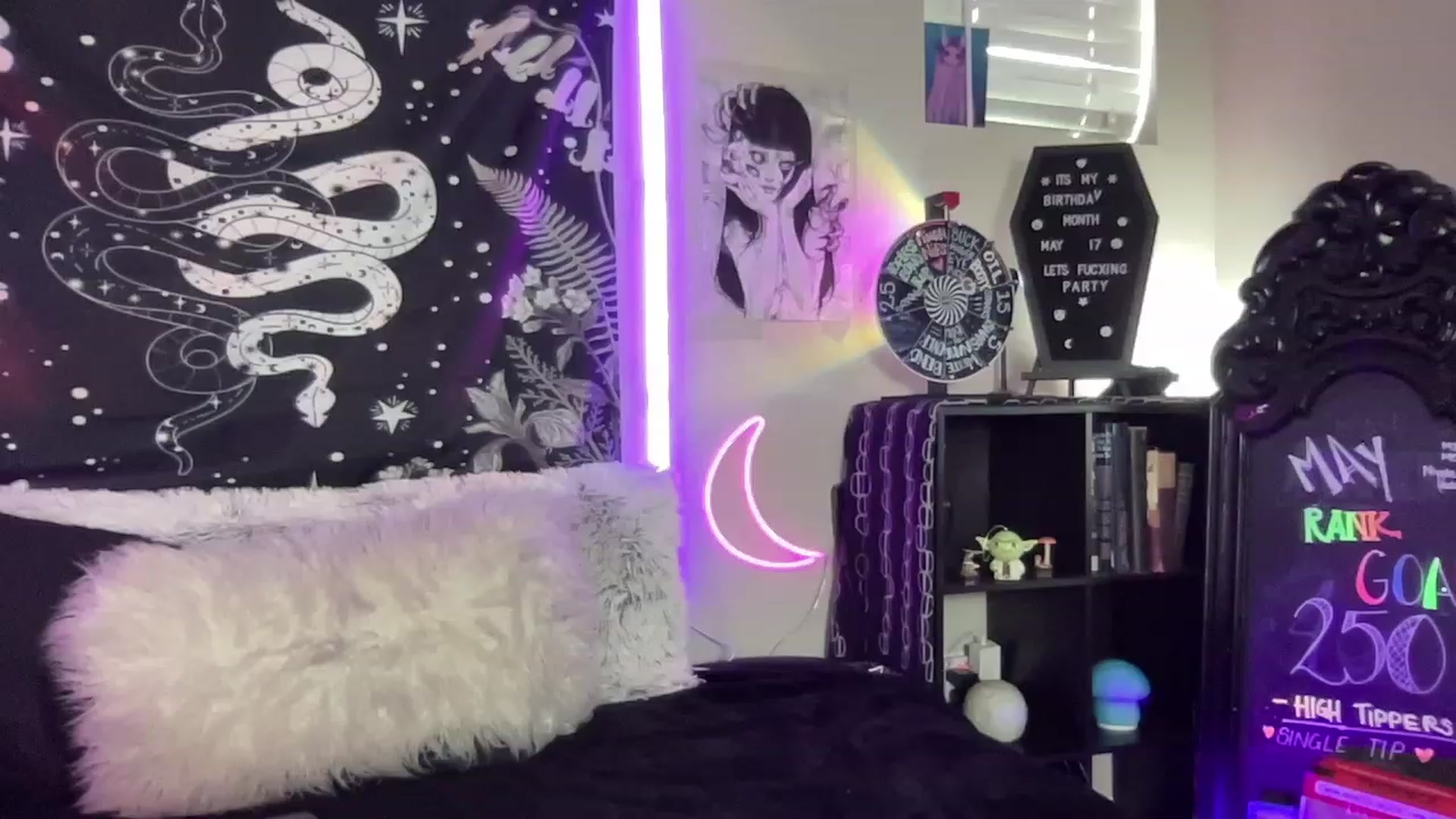 Gallery image thumbnail from RileyWoods's myfreecams stream on, 05/10/2023, 24:03 image 10 of 20