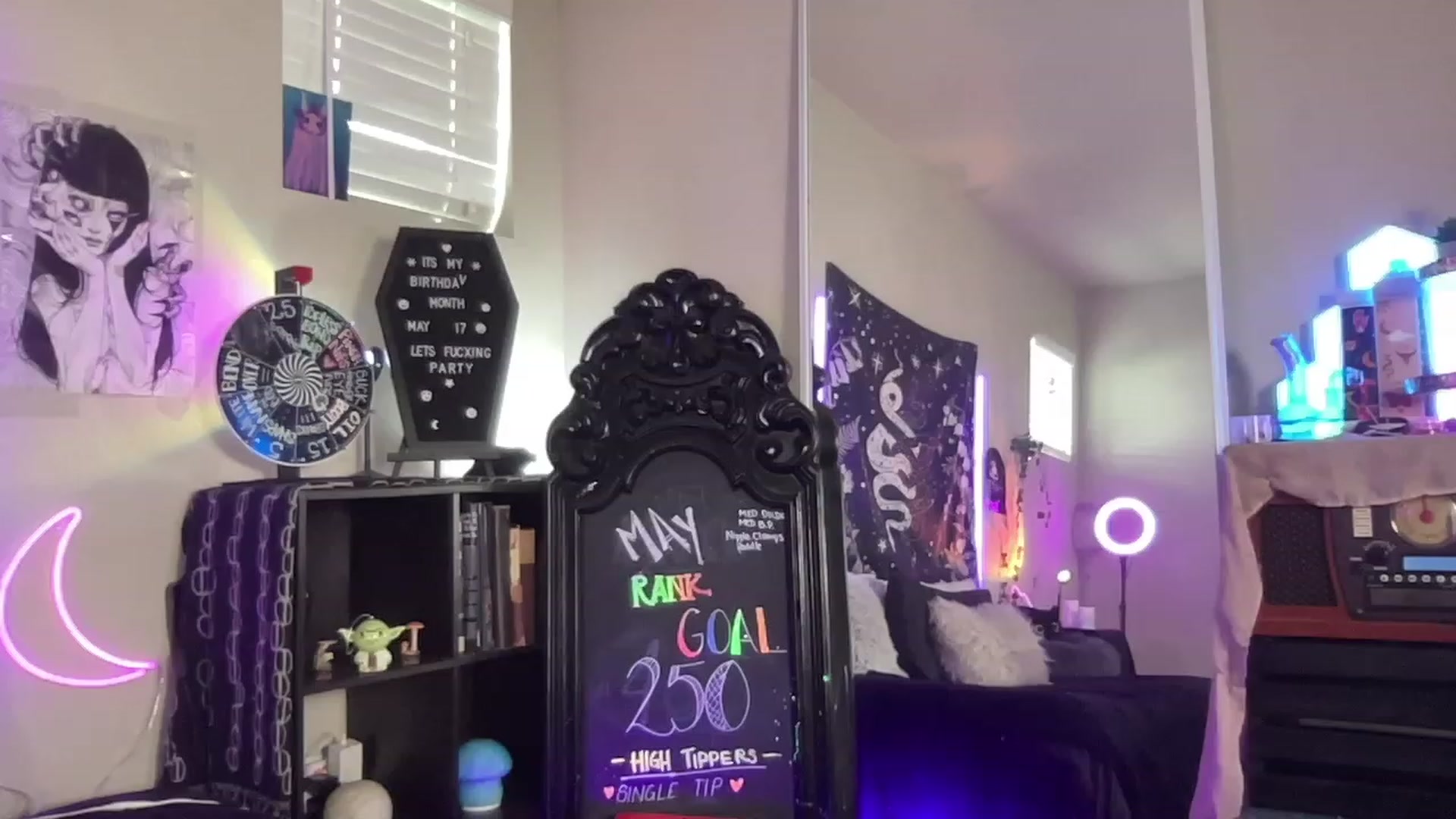 Gallery image thumbnail from RileyWoods's myfreecams stream on, 05/11/2023, 24:43 image 2 of 20