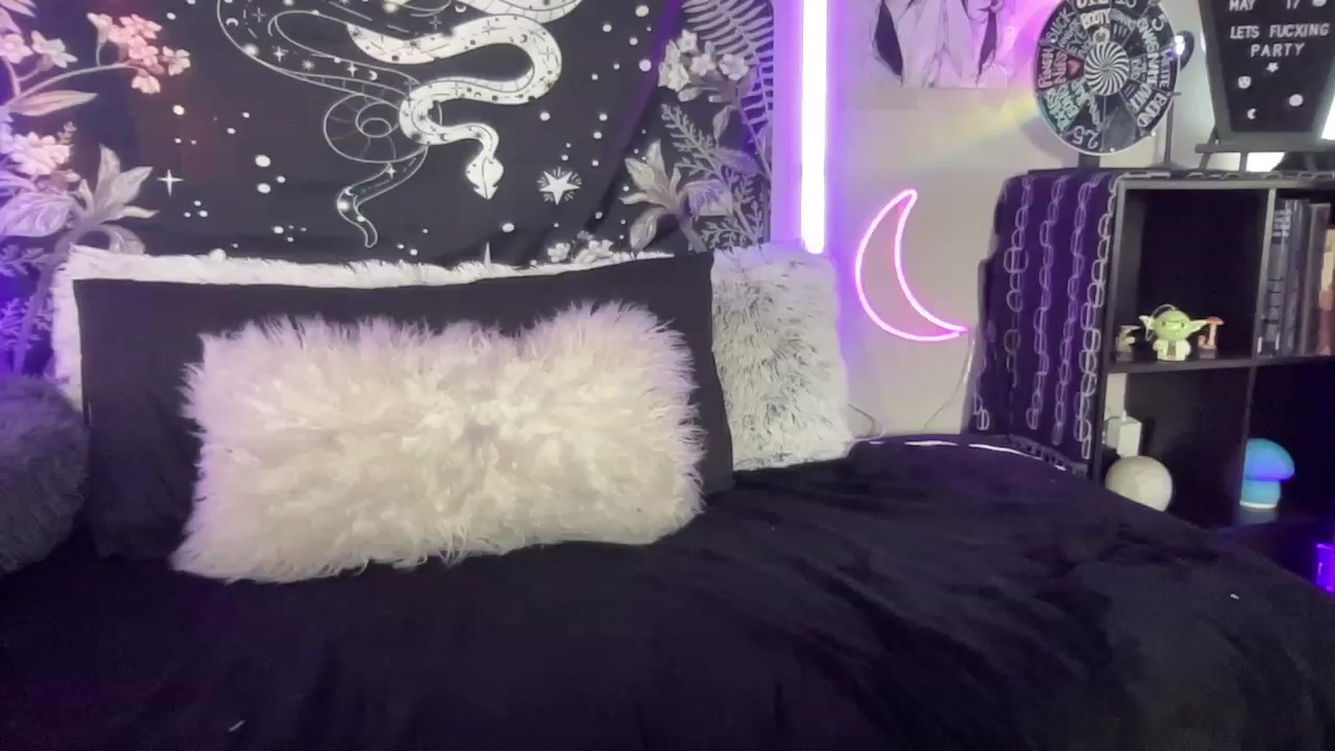 Gallery image thumbnail from RileyWoods's myfreecams stream on, 05/11/2023, 24:43 image 9 of 20