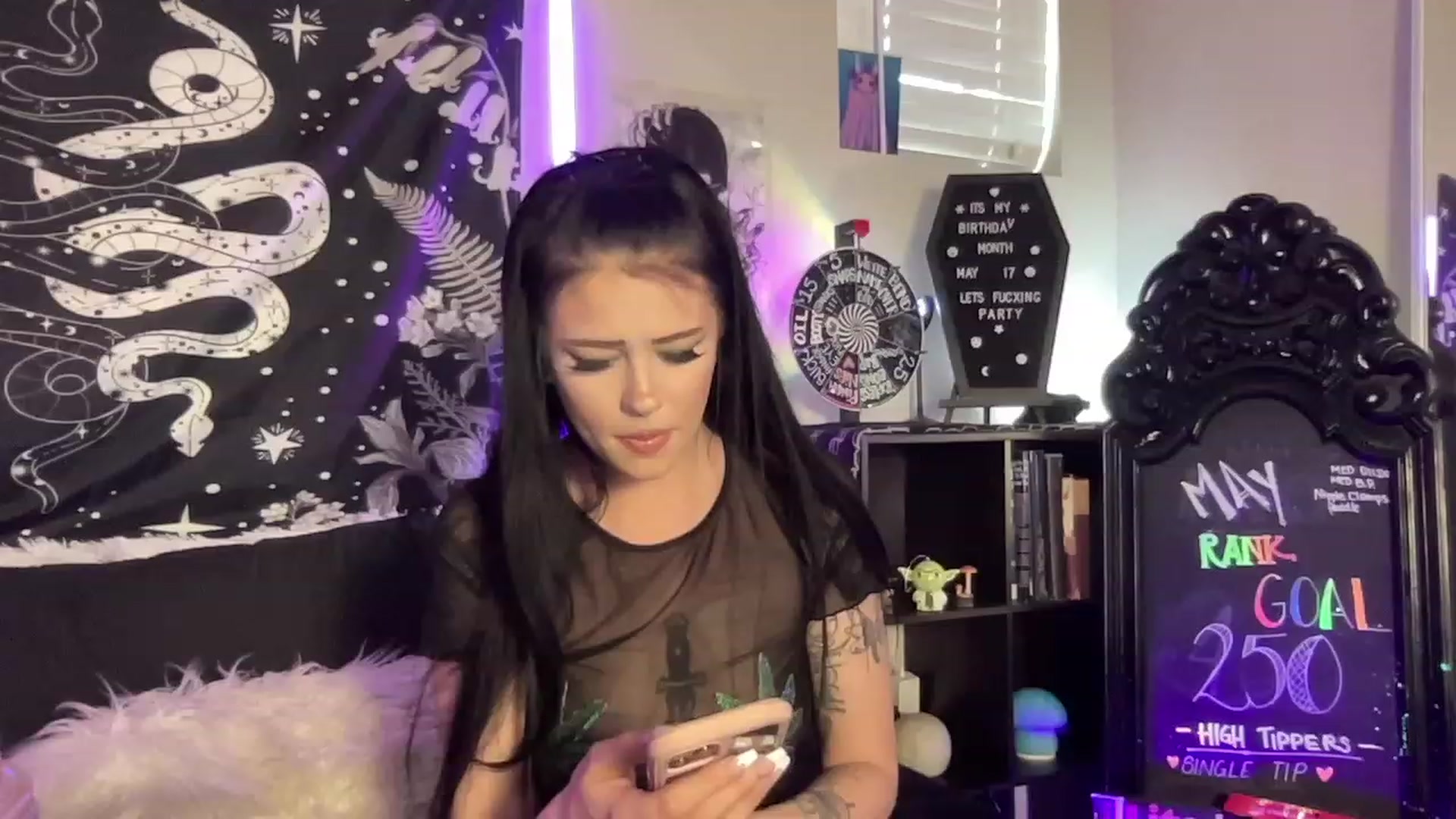 Gallery image thumbnail from RileyWoods's myfreecams stream on, 05/12/2023, 24:37 image 18 of 20