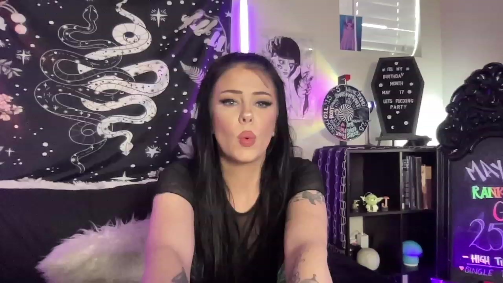 Gallery image thumbnail from RileyWoods's myfreecams stream on, 05/12/2023, 01:16 image 7 of 20