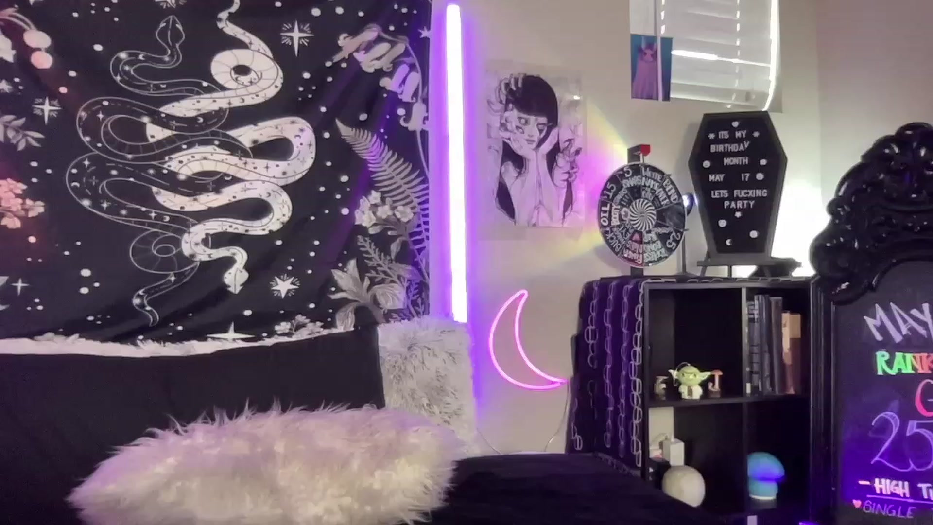 Gallery image thumbnail from RileyWoods's myfreecams stream on, 05/12/2023, 01:16 image 8 of 20